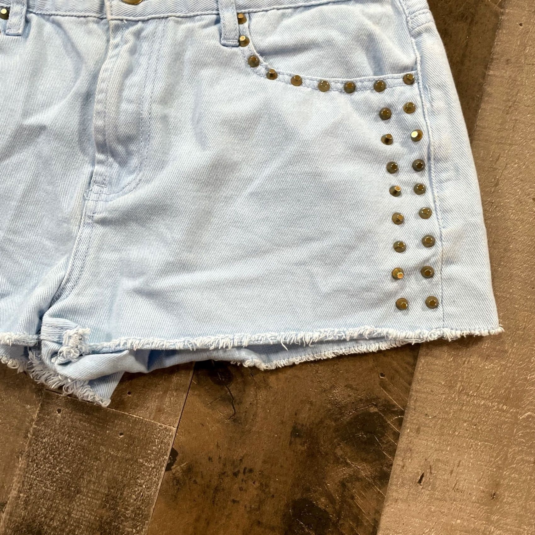 Forever 21 Forever 21 Shorts Womens 30 Blue Cut-Off Mid-Rise Studded Zip Light Wash Denim Shorts Womens 30 Blue Cut-Off Mid-Rise Studded Zip Light Wash Denim Size 30" / US 8 / IT 44 - 5 Thumbnail