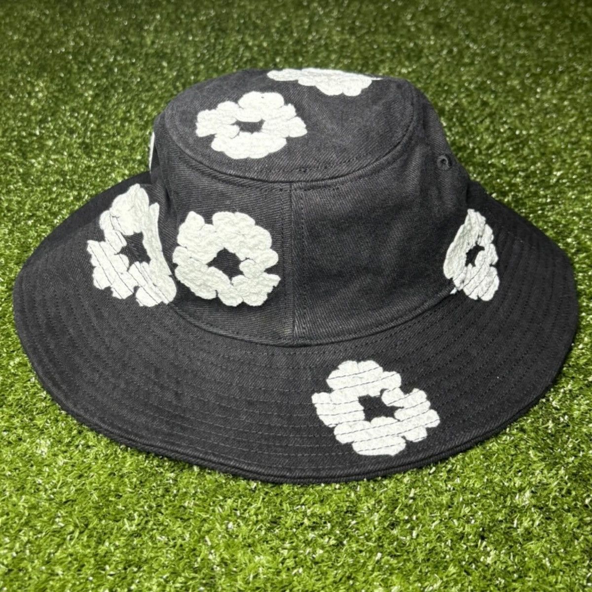 DENIM TEARS Denim Tears Black Denim Cotton Wreath Bucket Hat Size ONE SIZE - 3 Thumbnail