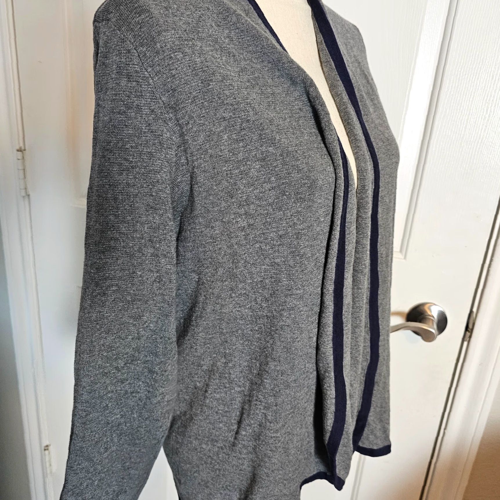 Ann Taylor VINTAGE Ann Taylor Loft Cardigan Sweater Women Large Gray 3/4 Sleeve Solid Size L / US 10 / IT 46 - 4 Thumbnail