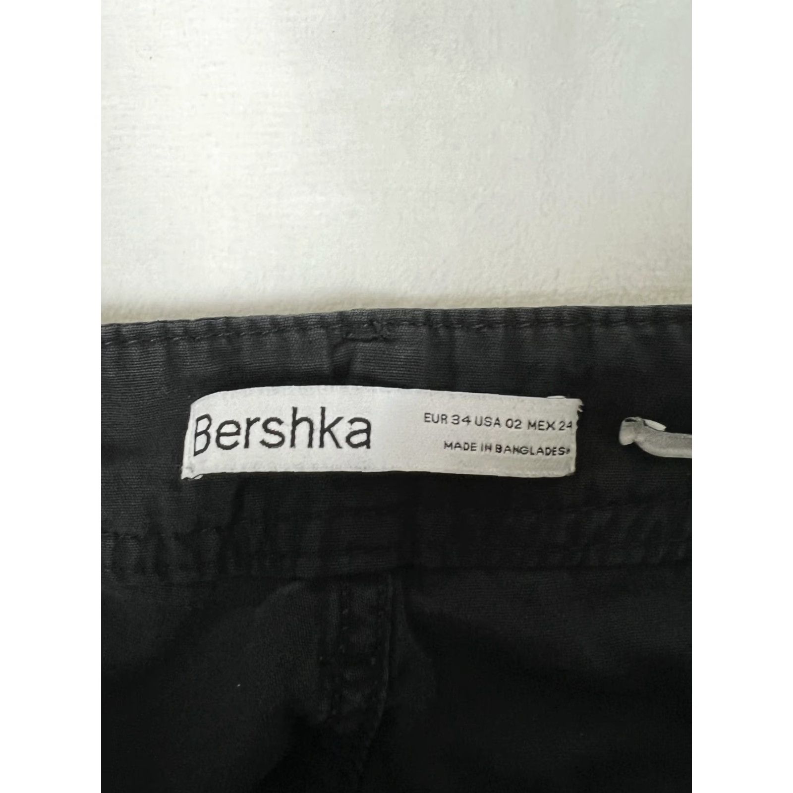 Bershka Bershka Cargo Pants Women Black Straight Utility Adjustable Waist Pockets Slant Hand Pockets Zip Fly Button Closure Casual 32 in Inseam Size 26" / US 2 / IT 38 - 2 Thumbnail