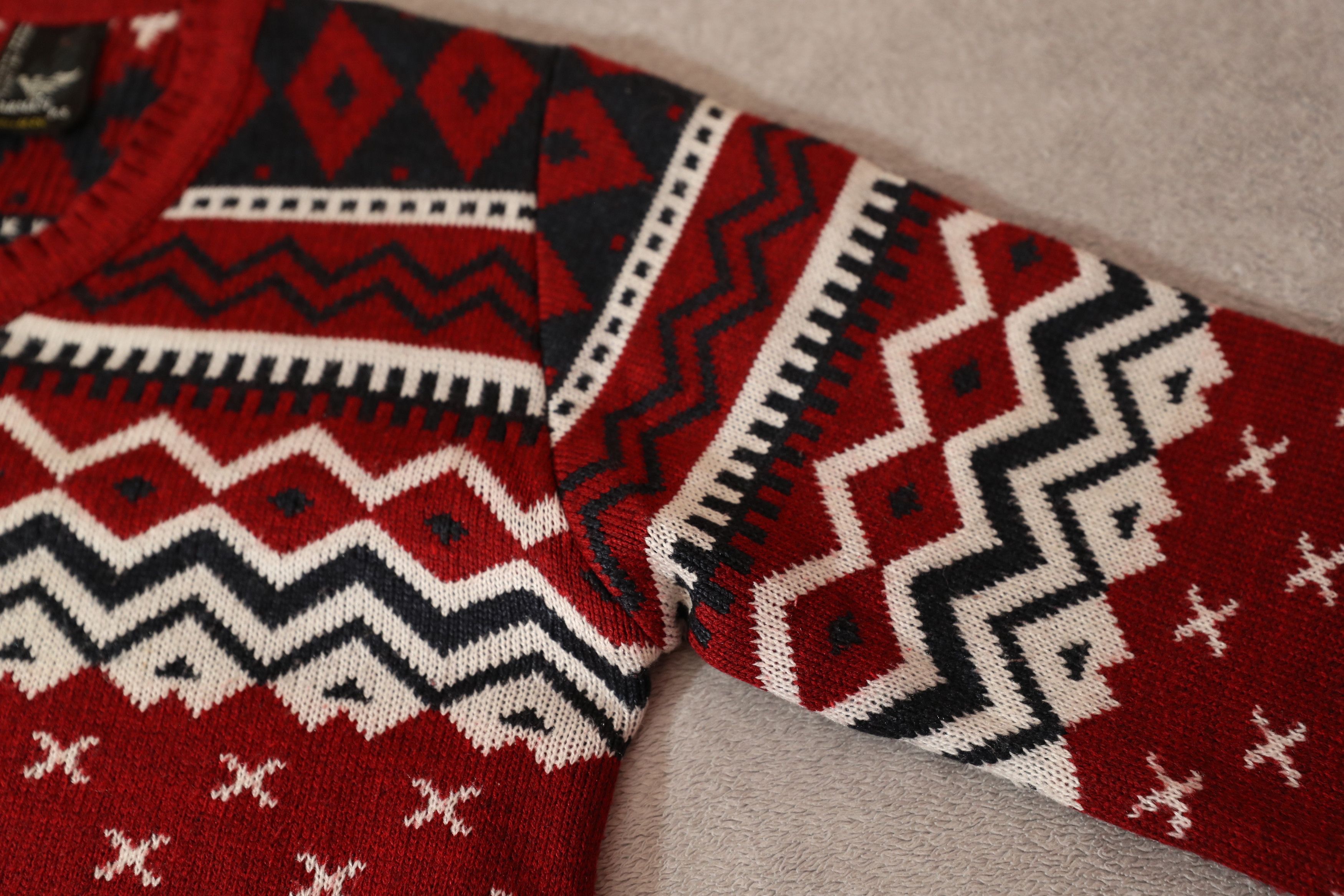 Giorgio Armani Georgio Armani V-Neck Red Pattern Sweater (M) Size US M / EU 48-50 / 2 - 9 Thumbnail
