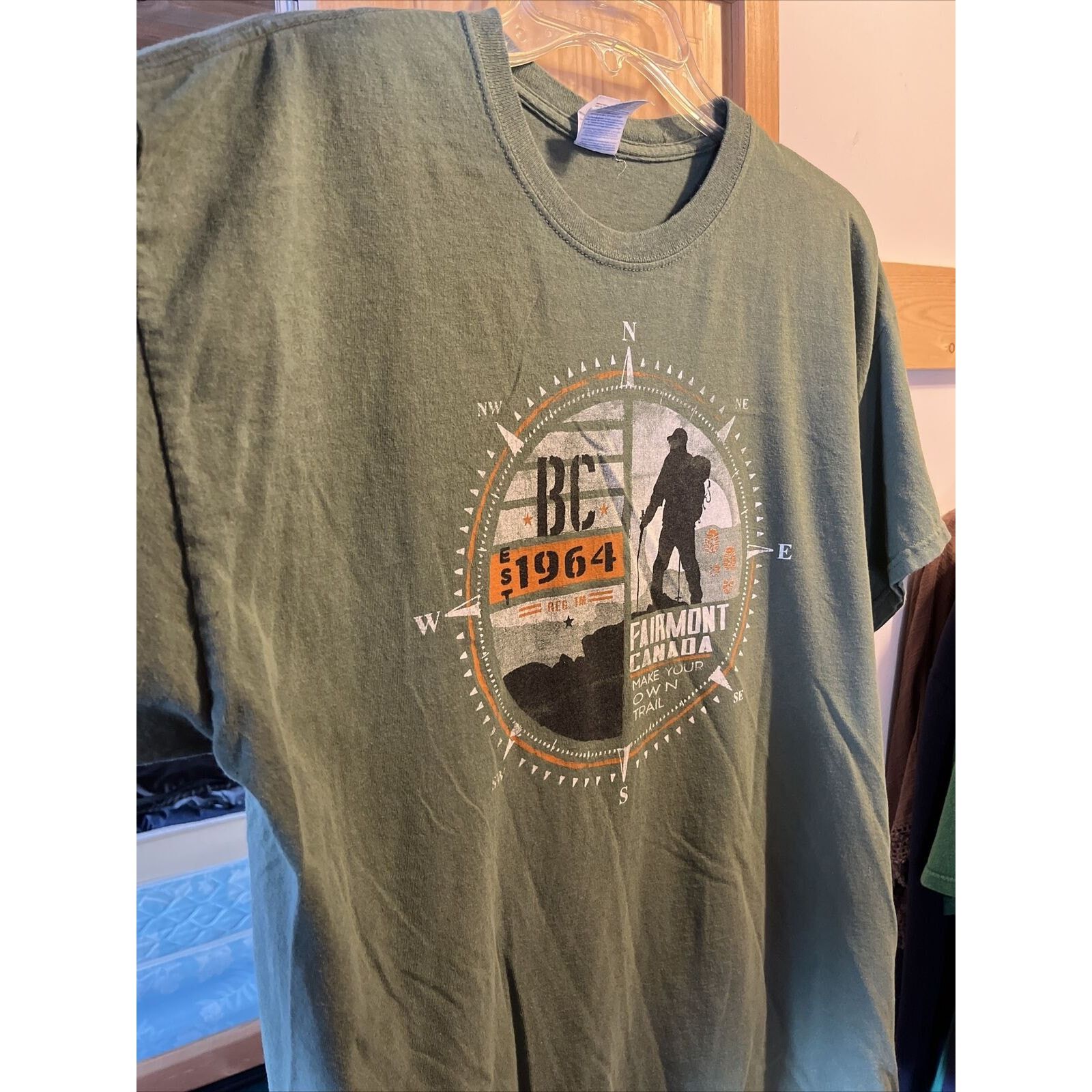 Gildan Gildan Men XL Olive Green Canada Short Sleeve Cotton T-Shirt Size US XL / EU 56 / 4 - 6 Thumbnail