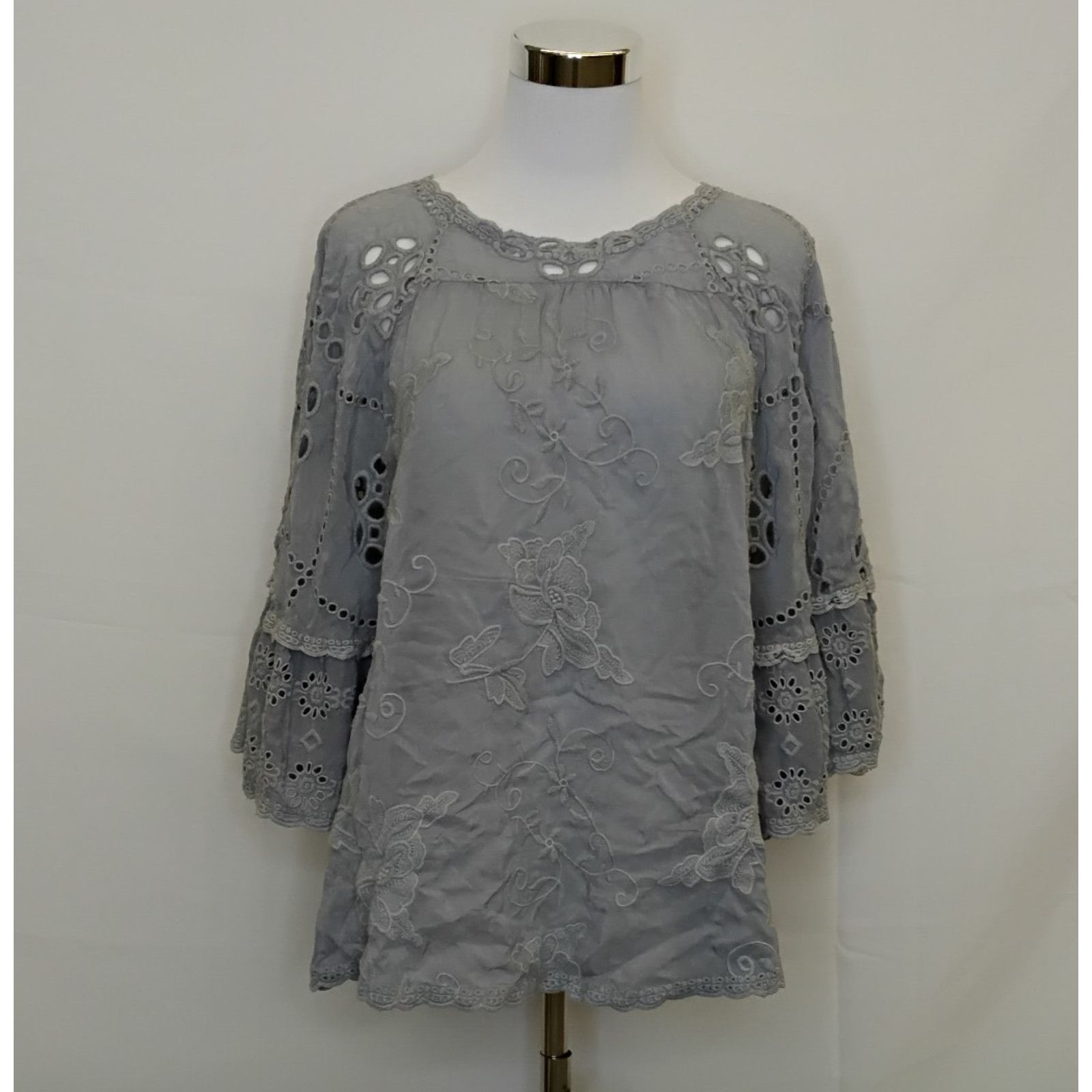 Johnny Was Johnny Was Embroidered Top Women's S Light Blue Gray Eyelets Size S / US 4 / IT 40 - 2 Thumbnail