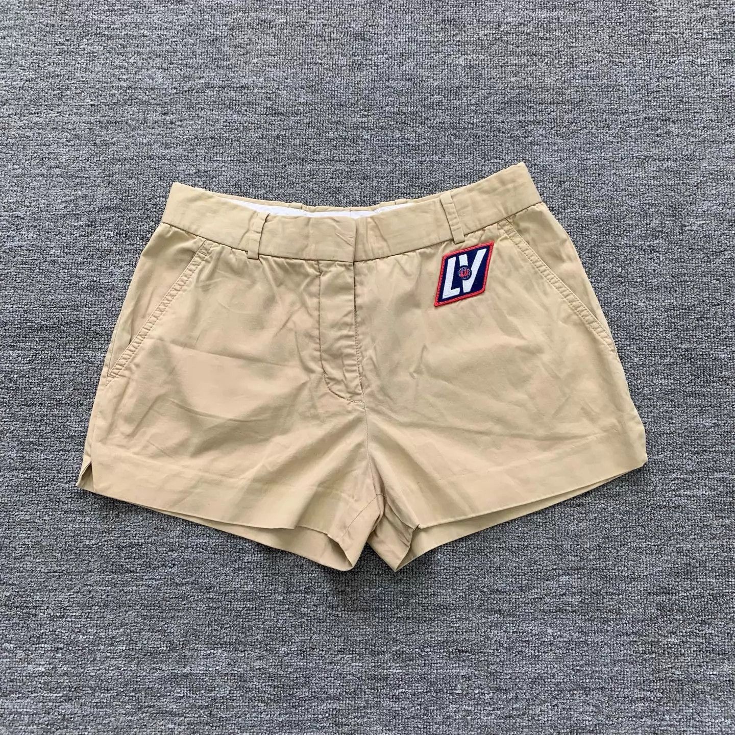 Louis Vuitton Louis Vuitton Khaki 36 Shorts 9/10 Size 26" / US 2 / IT 38 - 1 Thumbnail