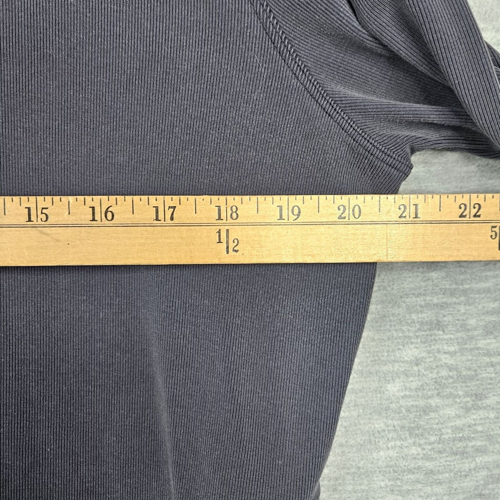Lululemon Lululemon Do the Twist Long Sleeve Shirt Slim Fit Crew Neck Women's Size 10 Black Reversible Activewear Top 10 Women James Size L / US 10 / IT 46 - 3 Thumbnail