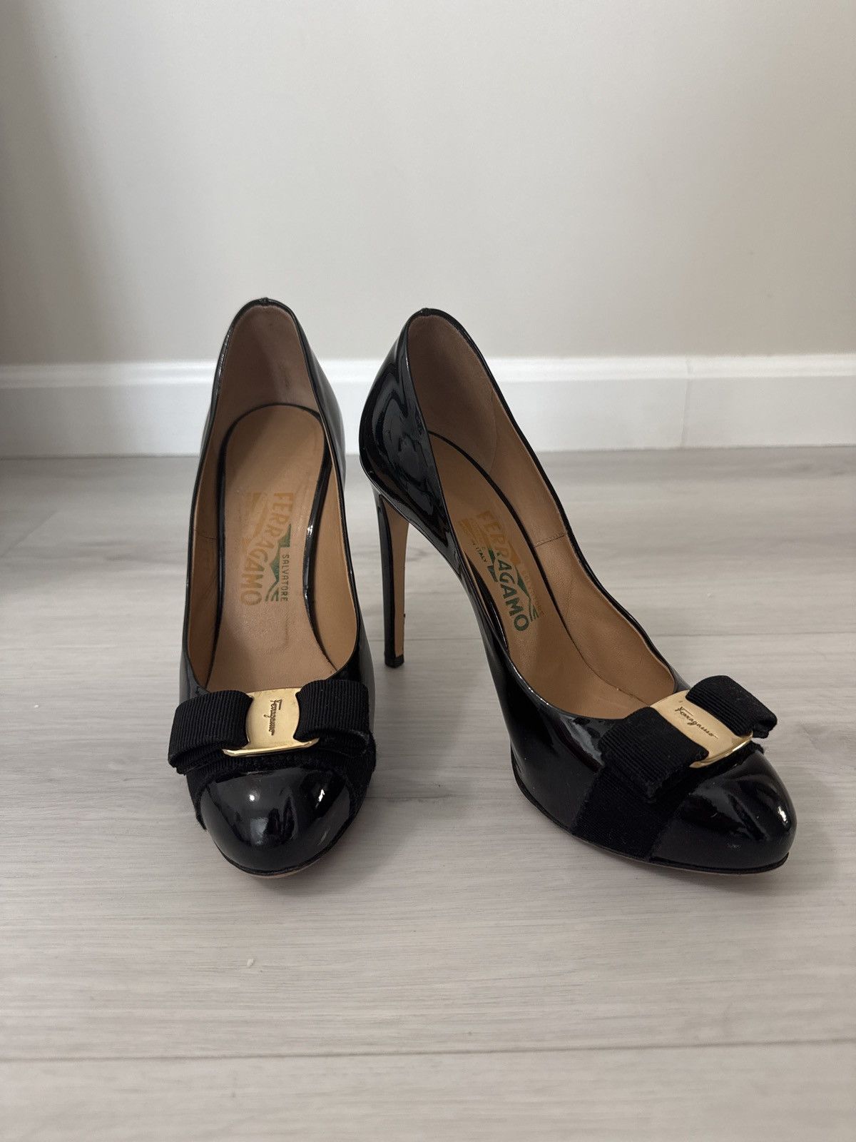 Salvatore Ferragamo Salvatore Ferragamo Black Leather Vara Bow Pumps Size 37 Size US 7 / IT 37 - 1 Thumbnail