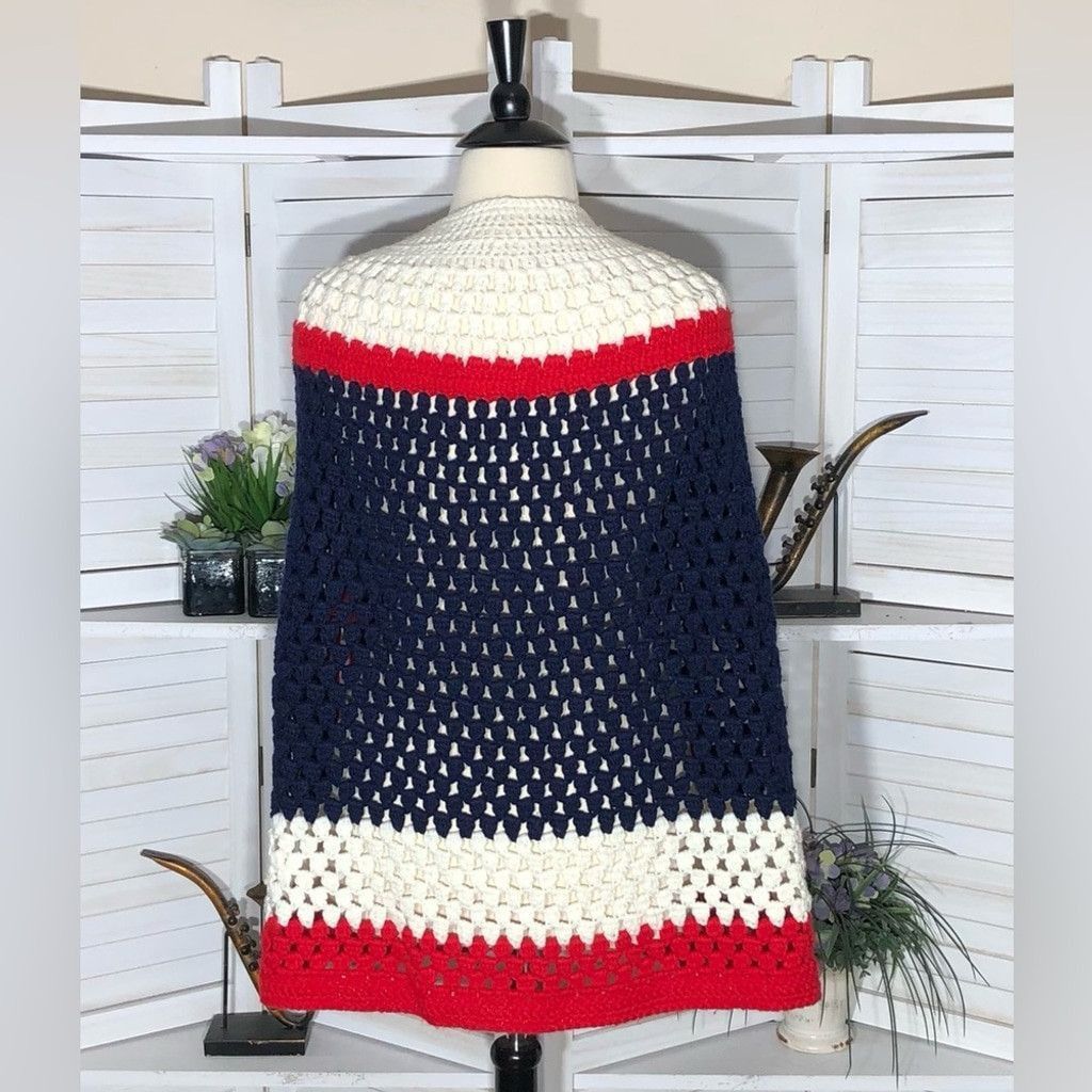 Vintage 90s grandma' crocheted poncho wrap cape wool red white XL Size L / US 10 / IT 46 - 2 Thumbnail