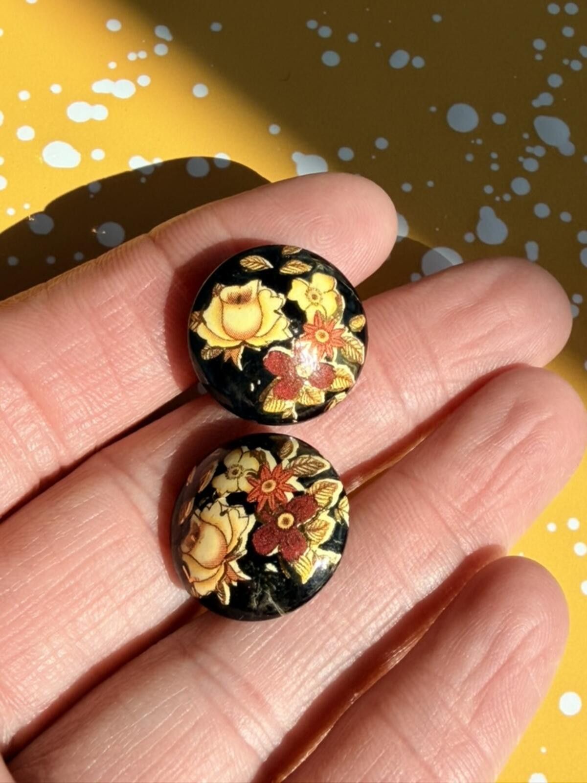 Other Vintage Cloisonné Style Floral Button Earrings Retro Mod Size ONE SIZE - 1 Thumbnail