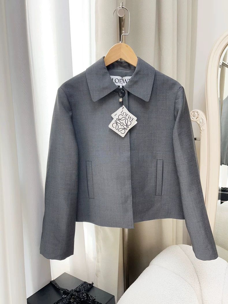LOEWE A short jacket in grey with a grey collar and grey t