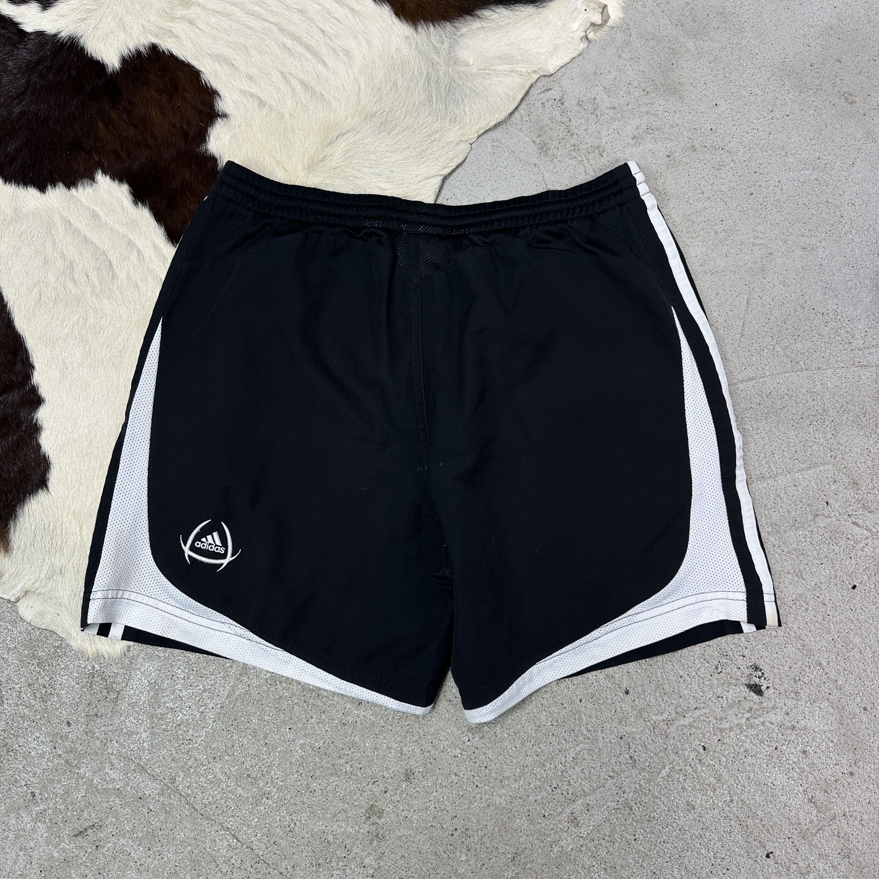 Adidas Vintage Sporty Streetwear Adidas Women's Shorts Y2K Size 28" / US 6 / IT 42 - 6 Thumbnail