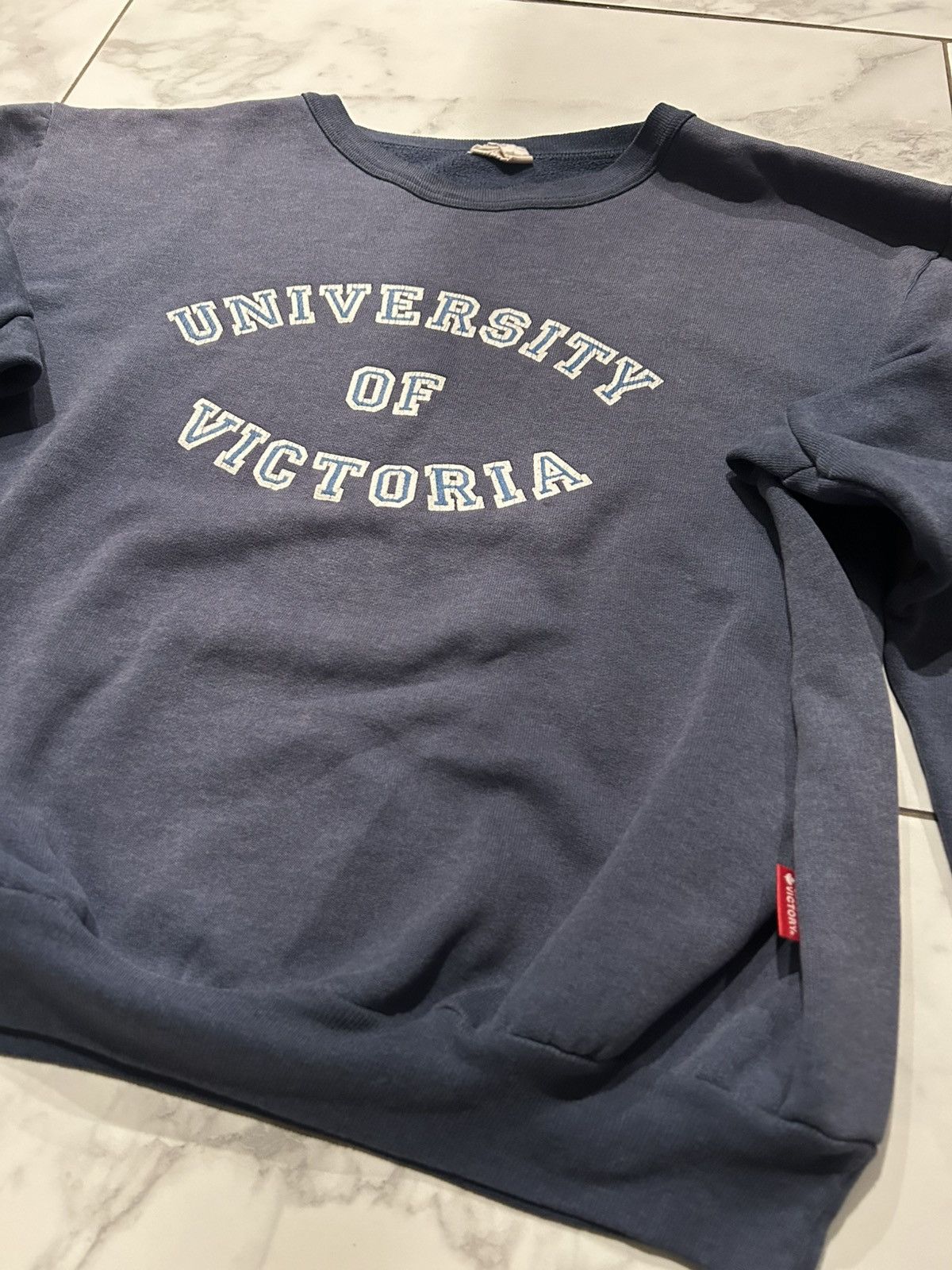 Other Vintage University of Victoria 80’s Sun Faded Crewneck Size US L / EU 52-54 / 3 - 2 Thumbnail