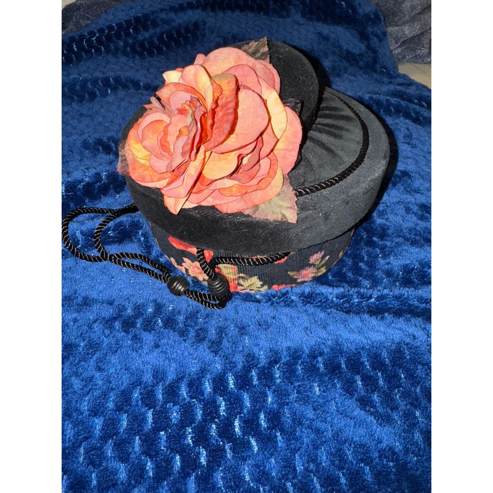 Vintage Sewing Hat-Box Purse / Velvet / Floral / Vintage / EUC Size ONE SIZE - 2 Thumbnail