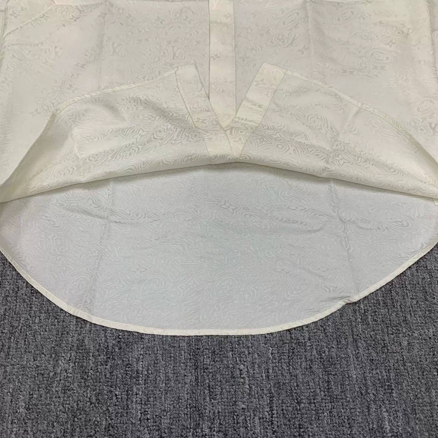 Louis Vuitton LV Ivory Silk Twisted Monogram Shirt 39 95 New Size US M / EU 48-50 / 2 - 9 Thumbnail