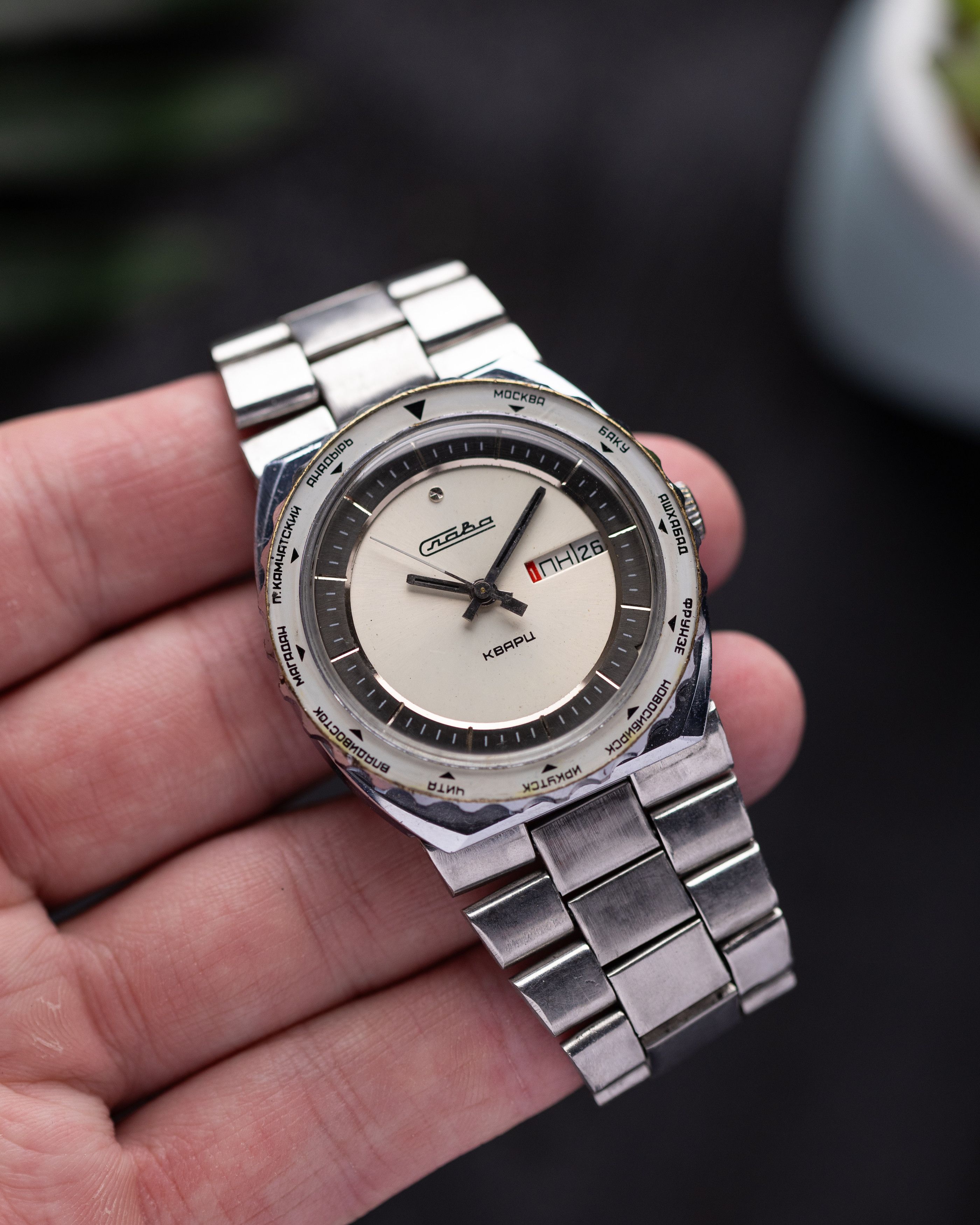 Other Slava Vintage Soviet Quartz Watch Day/date from 1980's Size 40 - 2 Thumbnail