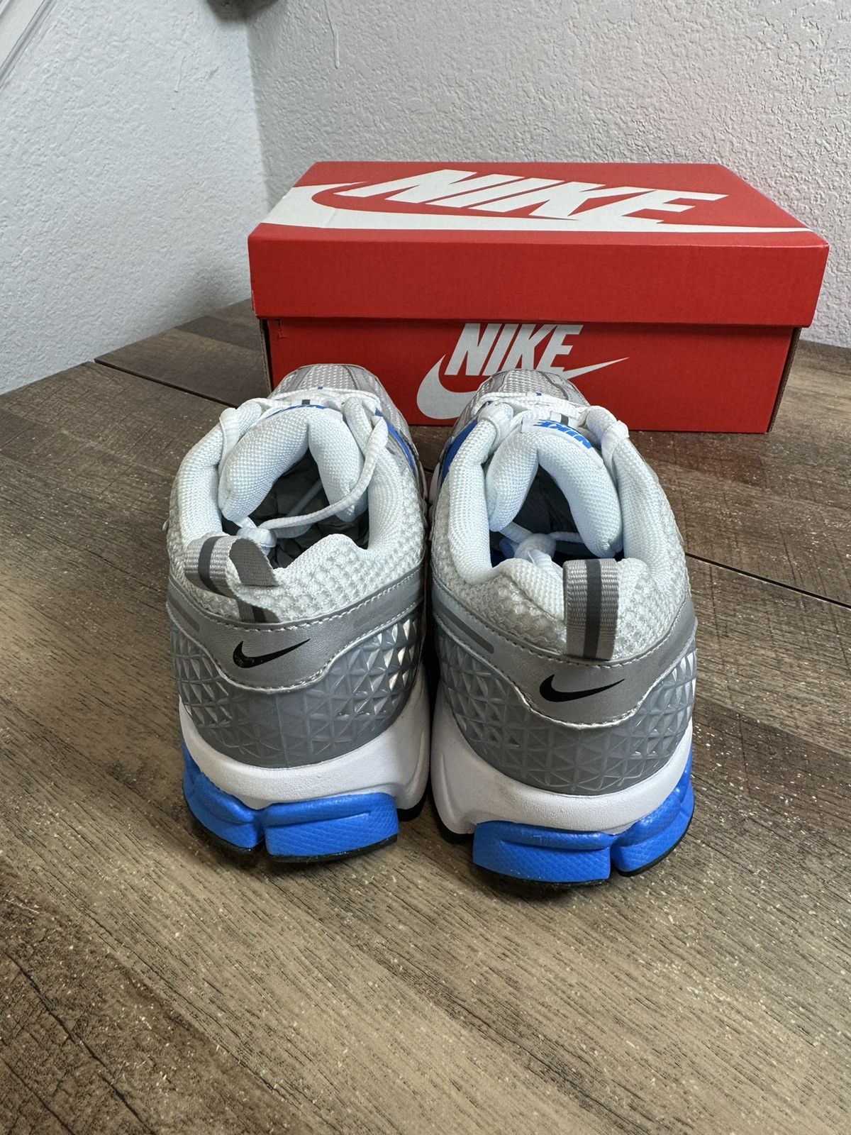 Nike Size 6.5Y/ 8 Women’s Nike Vomero Zoom 5 Photo Blue BRAND NEW Size US 6.5 / EU 39-40 - 4 Thumbnail