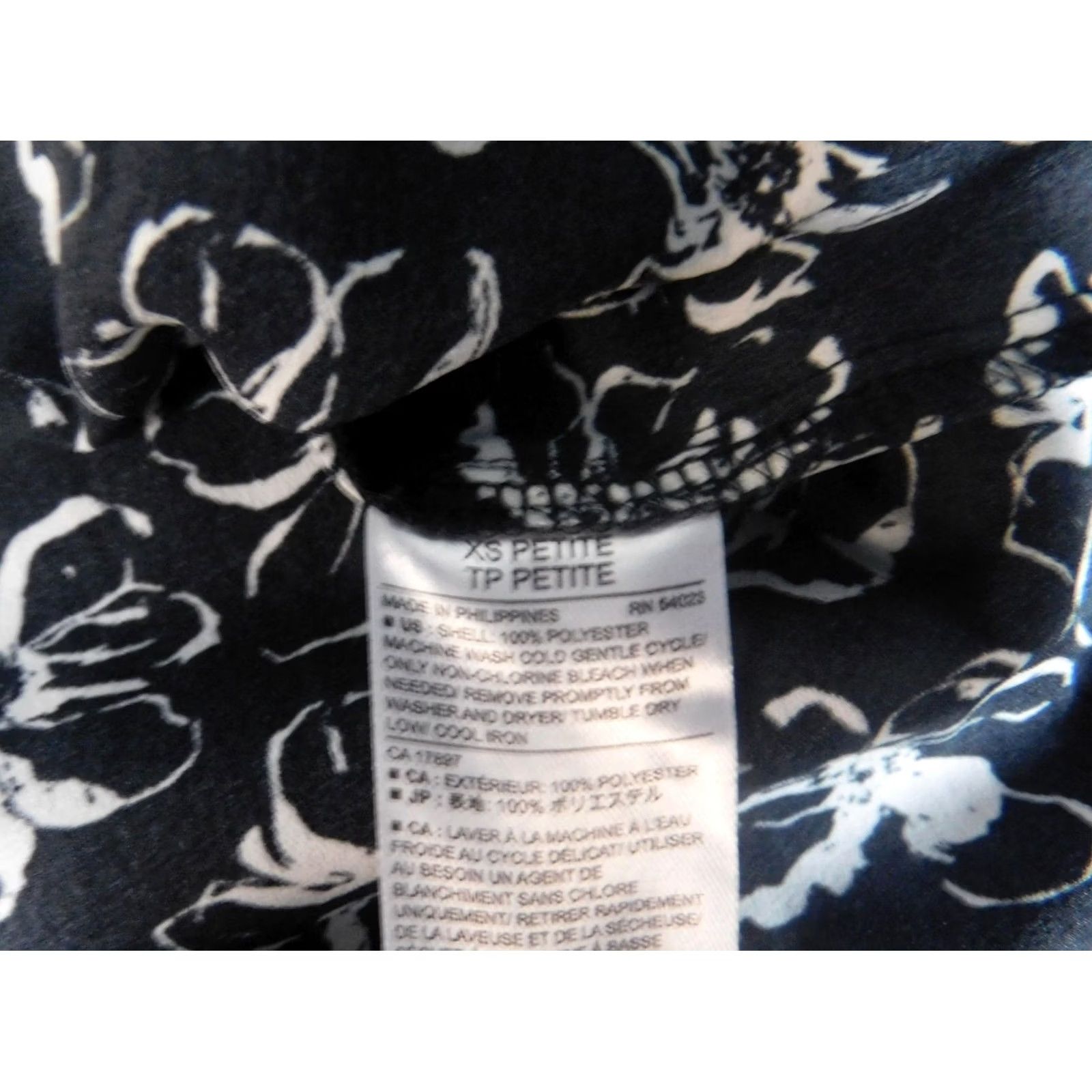 Banana Republic Banana Republic Blouse Shirt Petites Womens XS Black Floral Sleeveless Crew Neck Pullover Casual Button Polyester Vintage? No (adjusted) Size XS / US 0-2 / IT 36-38 - 7 Thumbnail