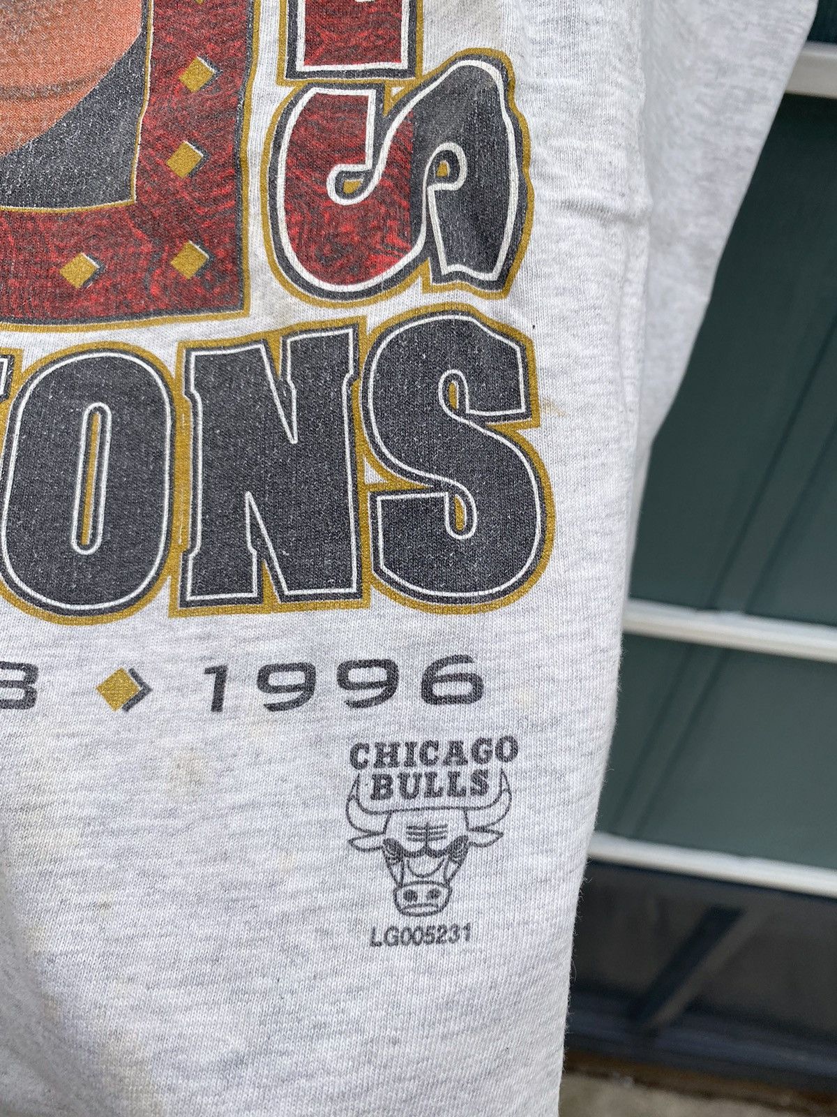 Logo 7 Vintage 90s chicago bulls five time nba champions tee Size US L / EU 52-54 / 3 - 5 Thumbnail