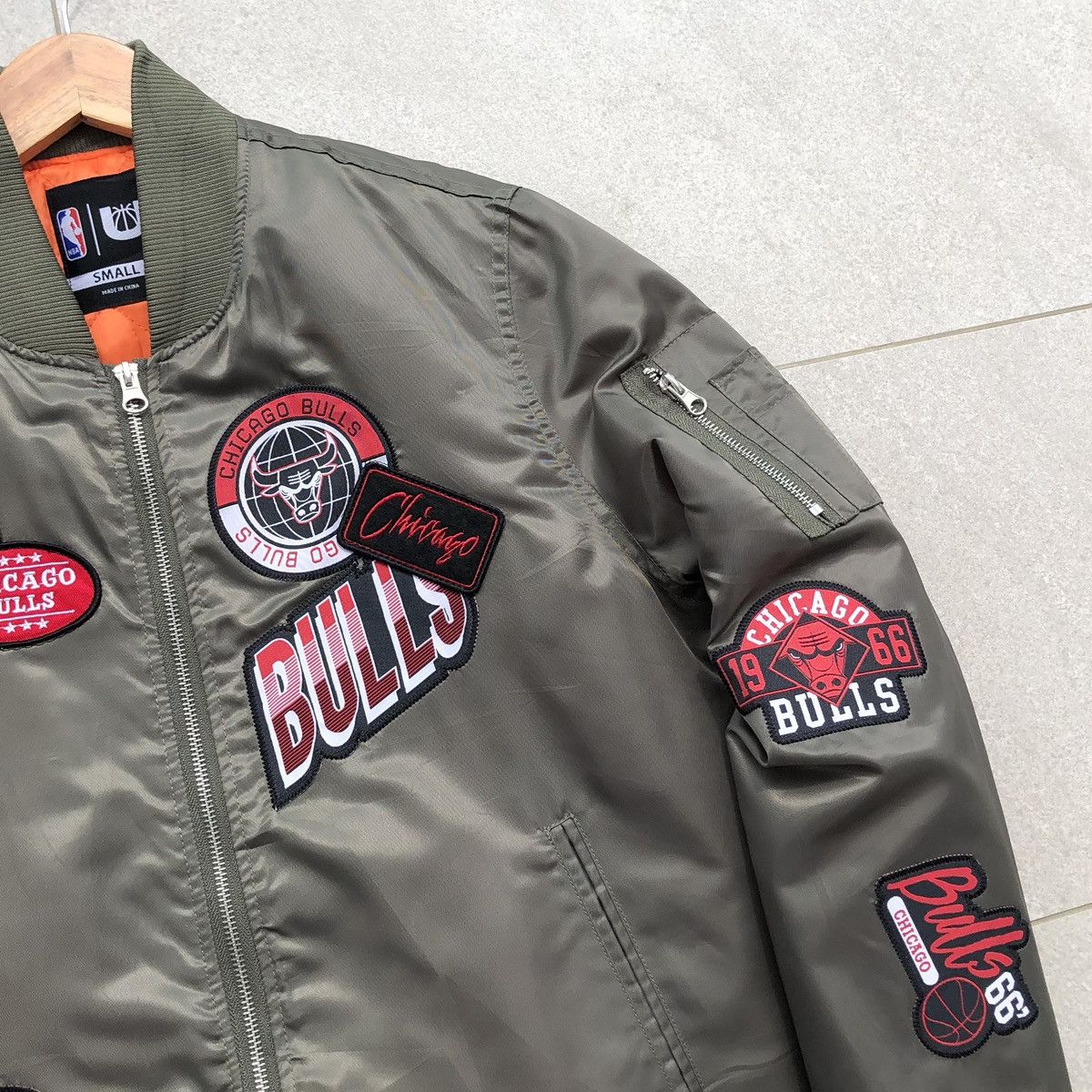 NBA CHICAGO BULLS NBA Men Bomber Jacket Olive Green Logo Patches Size US S / EU 44-46 / 1 - 4 Thumbnail