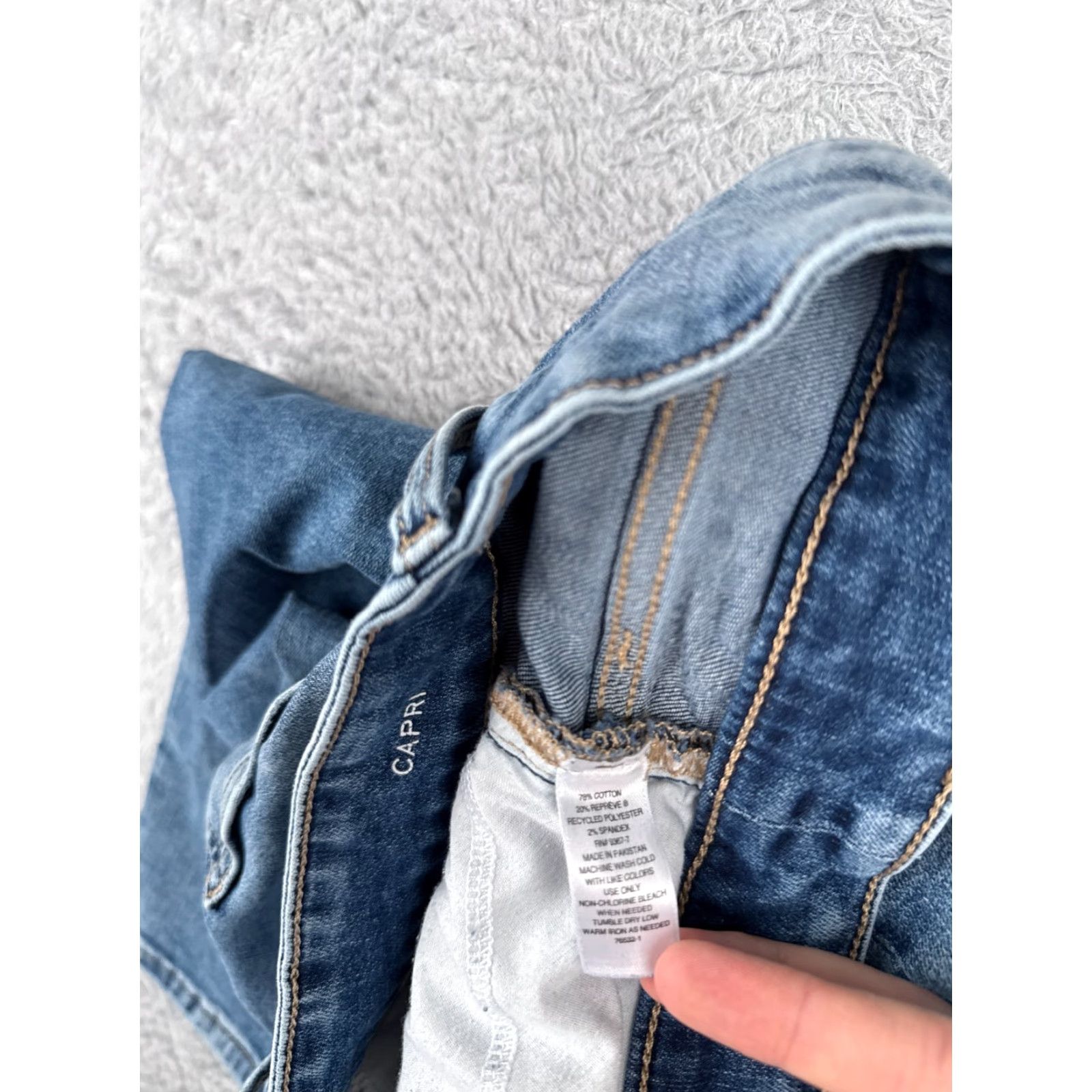 Vintage St. John's Bay Women's Capri Jeans Size 10 Blue Denim Mid Rise 30x20 Comfort Stretch Distressed Size 32" / US 10 / IT 46 - 7 Thumbnail