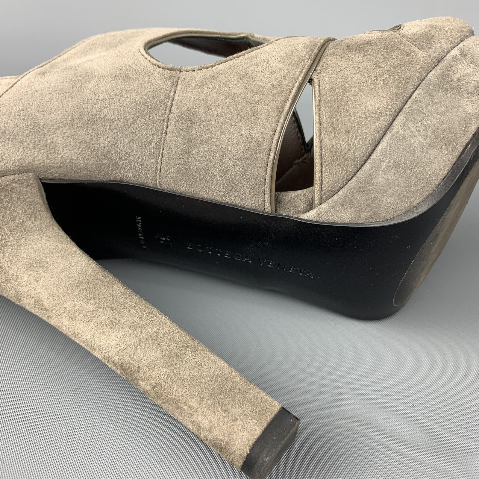 Bottega Veneta Size 7 Grey Suede Patent Leather Piping Peep Toe Sandals Size US 7 / IT 37 - 6 Thumbnail