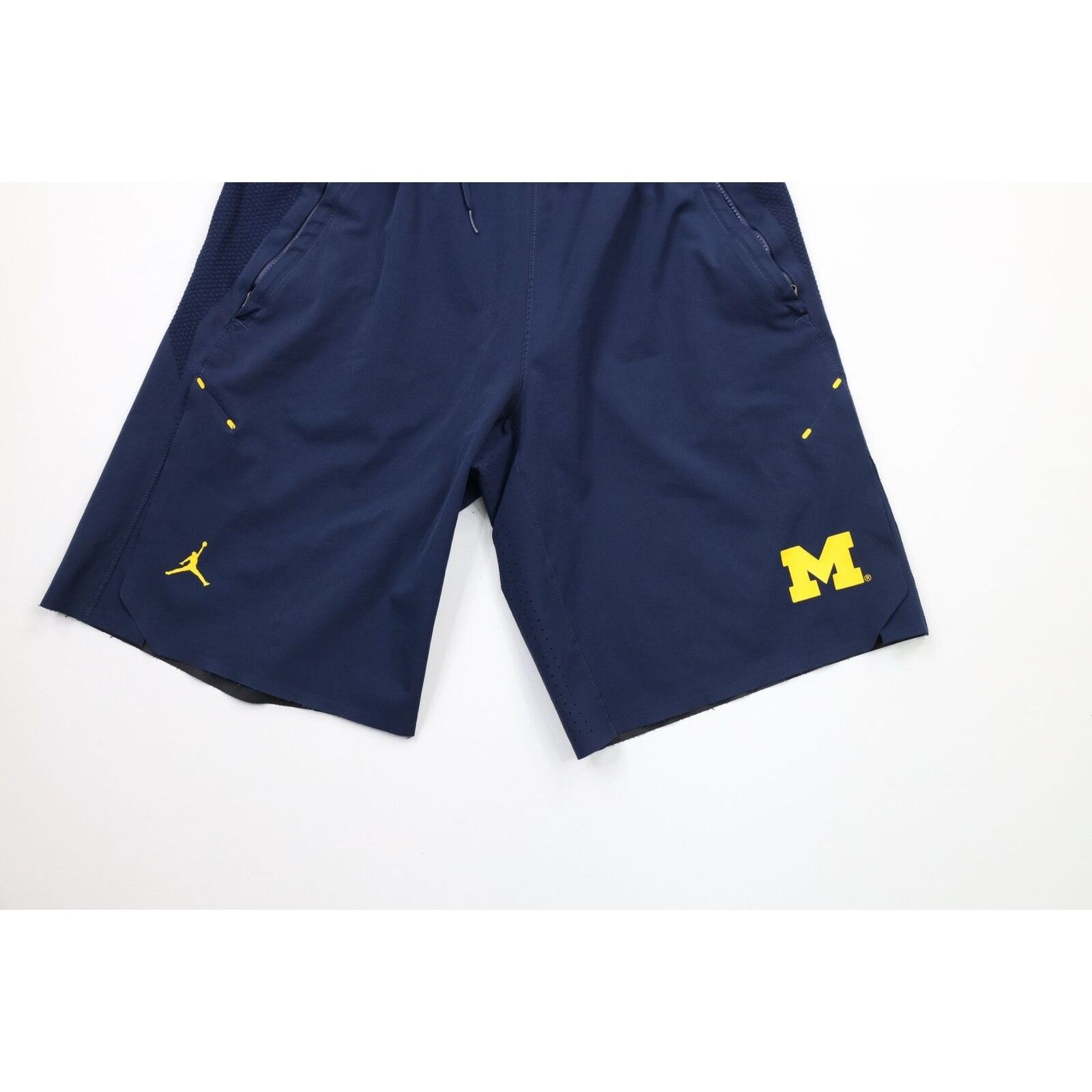 Jordan Brand × Nike Nike Air Jordan Spell Out University of Michigan Tech Shorts Size US 32 / EU 48 - 3 Thumbnail