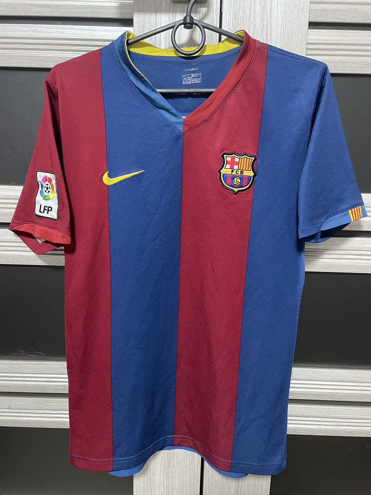 Nike Vintage Nike FC Barcelona 06/07 Home Football Jersey Size US S / EU 44-46 / 1 - 1 Thumbnail