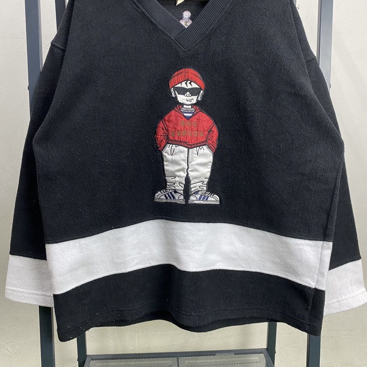 Rap Tees Vintage 90s Y2K Hip Hop Graphic Embroidered VNeck Sweatshirt Size US L / EU 52-54 / 3 - 4 Thumbnail