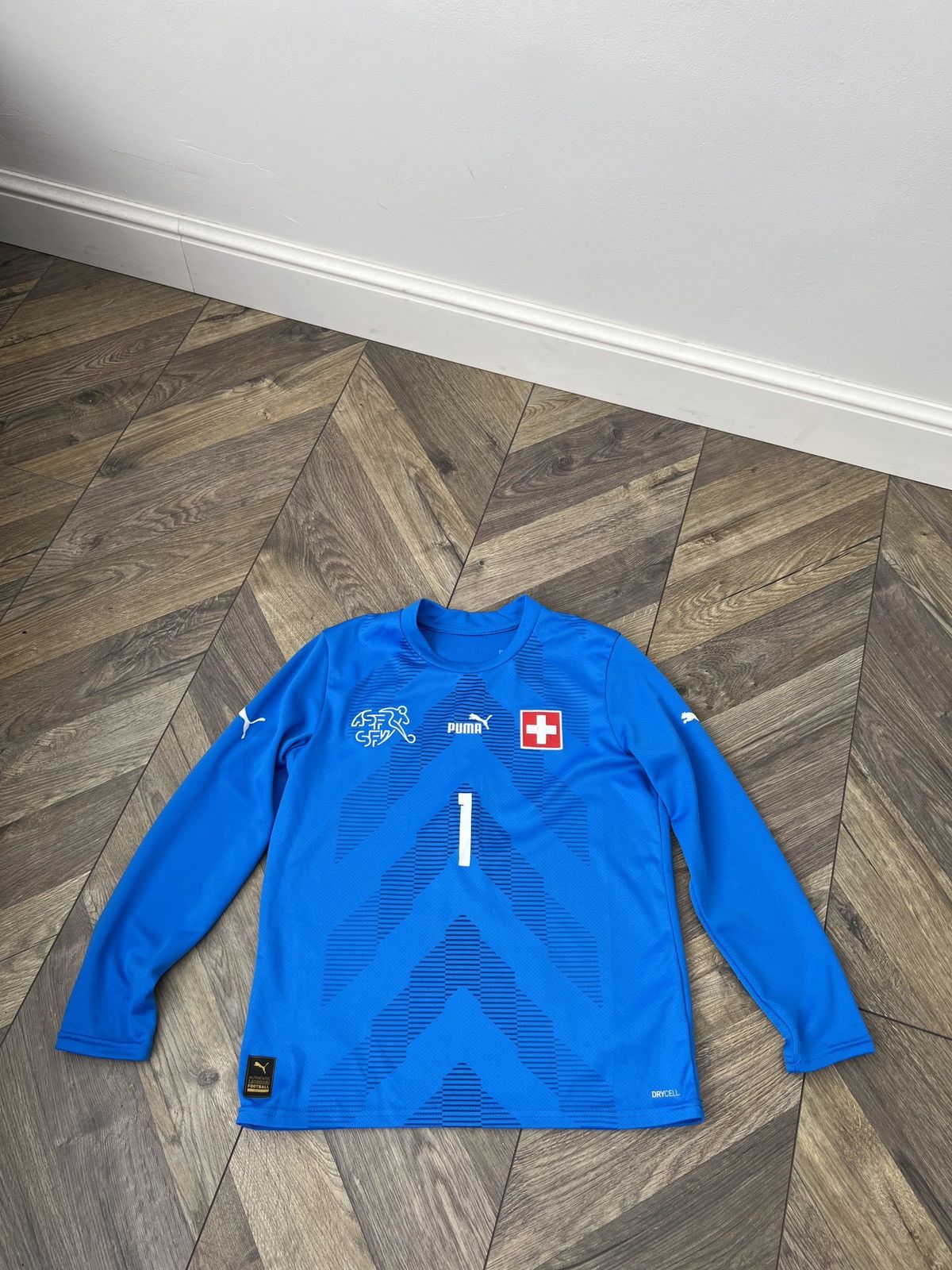 Puma Vintage Sommer Switzerland National Team Kids Jersey Size US XS / EU 42 / 0 - 2 Thumbnail