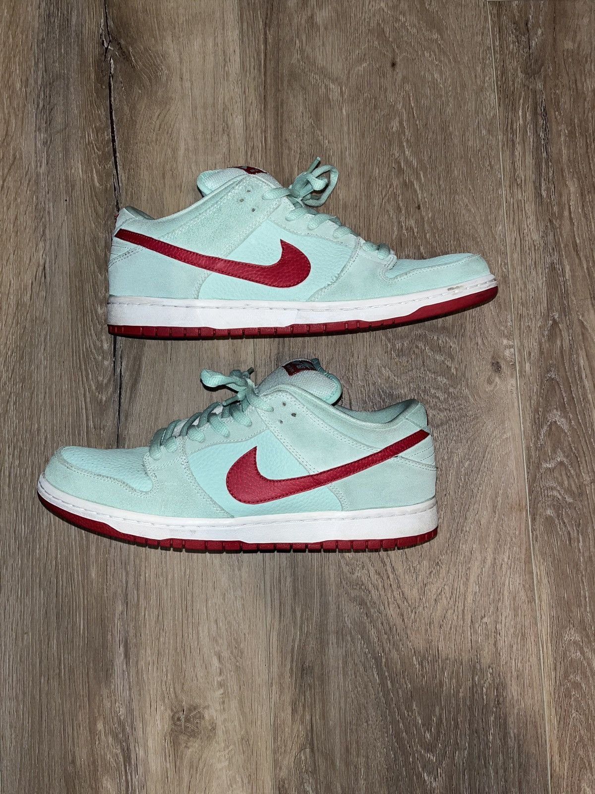 Mint and red nike dunks best sale