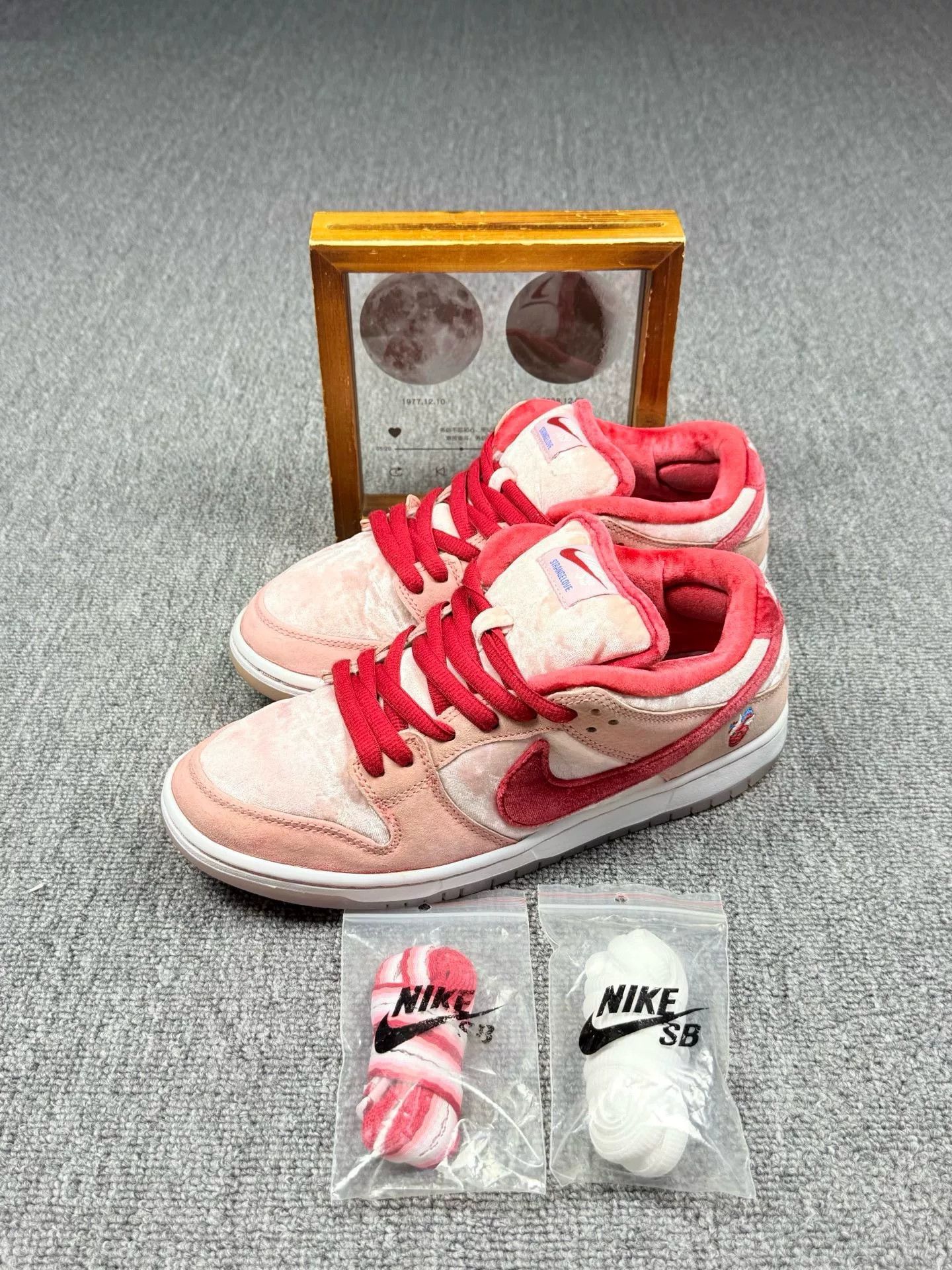 Nike Nike DUNK SB Pink Lowtop Sneakers 8 Men Size US 8 / EU 41 - 1 Thumbnail