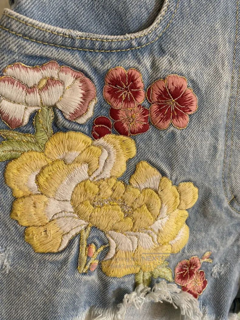 Gucci Gucci Embroidered floral denim shorts Size 26" / US 2 / IT 38 - 3 Thumbnail