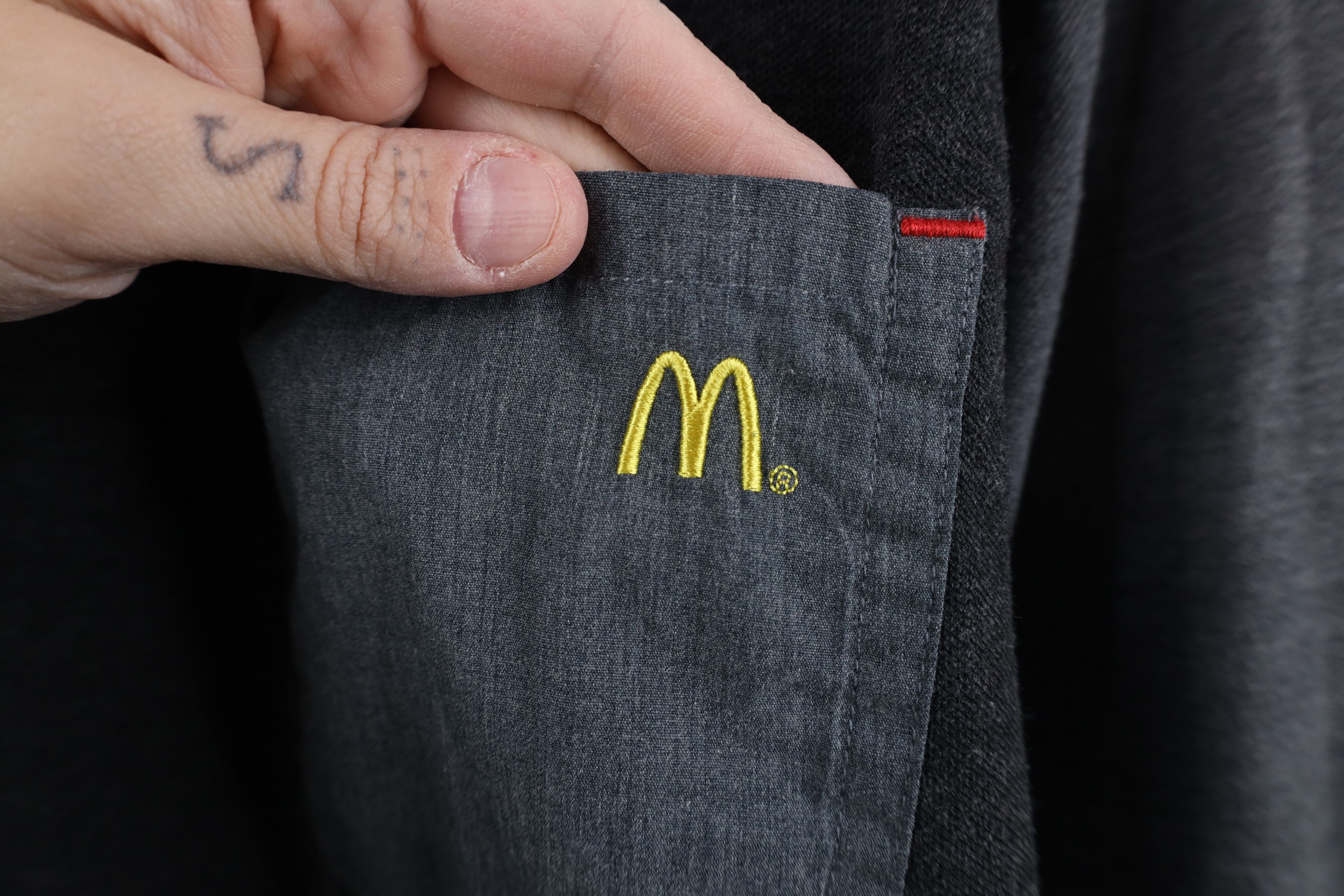 Vintage Vintage Y2K McDonald's Fast Food Block Employee T-Shirt Gray Size US M / EU 48-50 / 2 - 4 Thumbnail