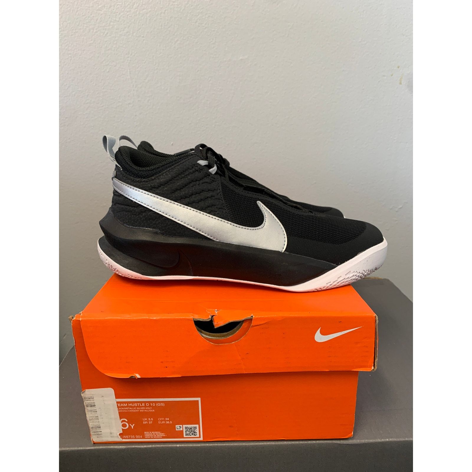 Nike Team Hustle D 10 GS Basketball Kids Shoes Size 6Y NEW