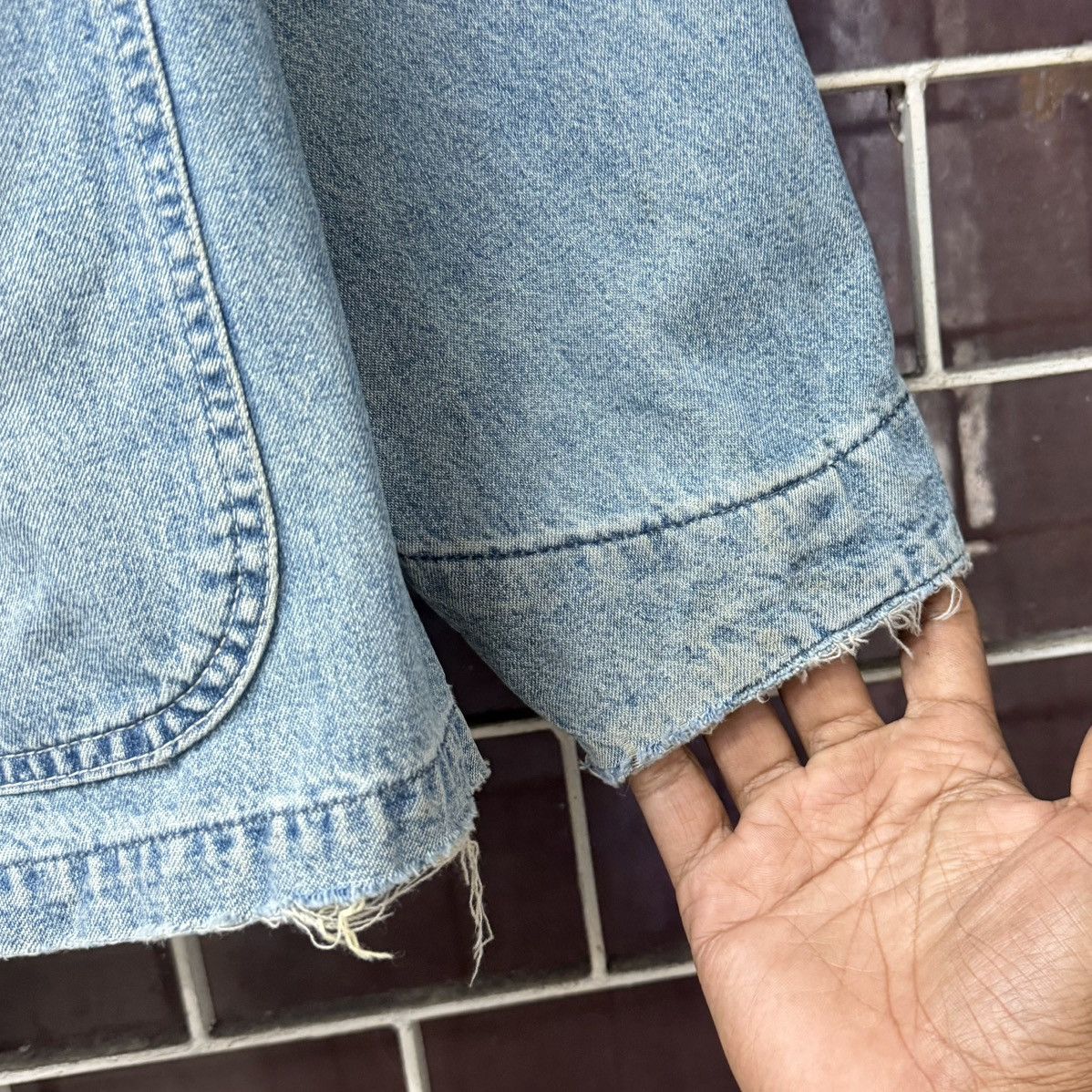 Carhartt VTG Carhartt Denim Chore Jacket Faded Distressed Workwear Size US L / EU 52-54 / 3 - 13 Thumbnail