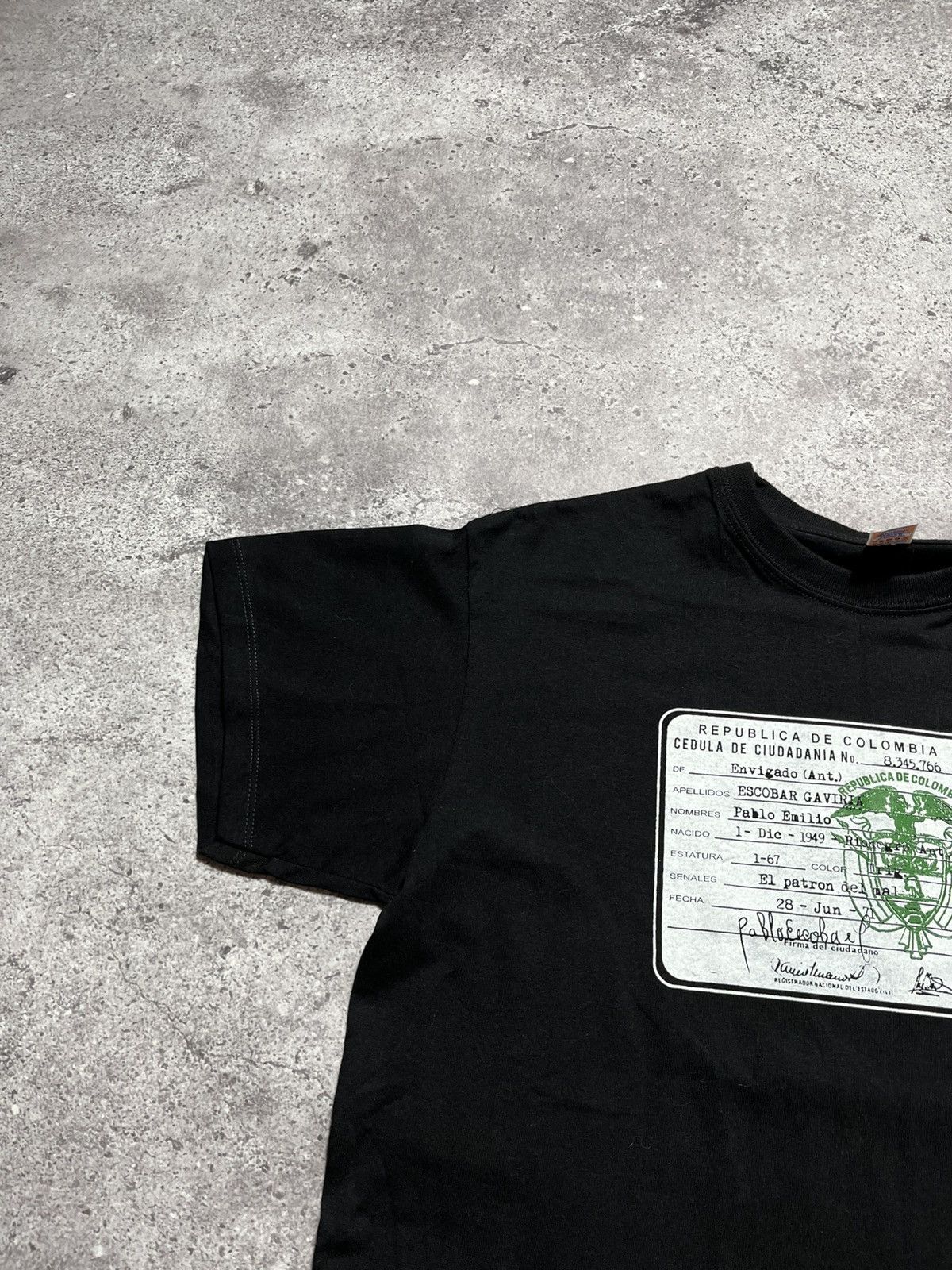 Band Tees Vintage Pablo Escobar Colombia Passport Tshirt Size US XL / EU 56 / 4 - 6 Thumbnail
