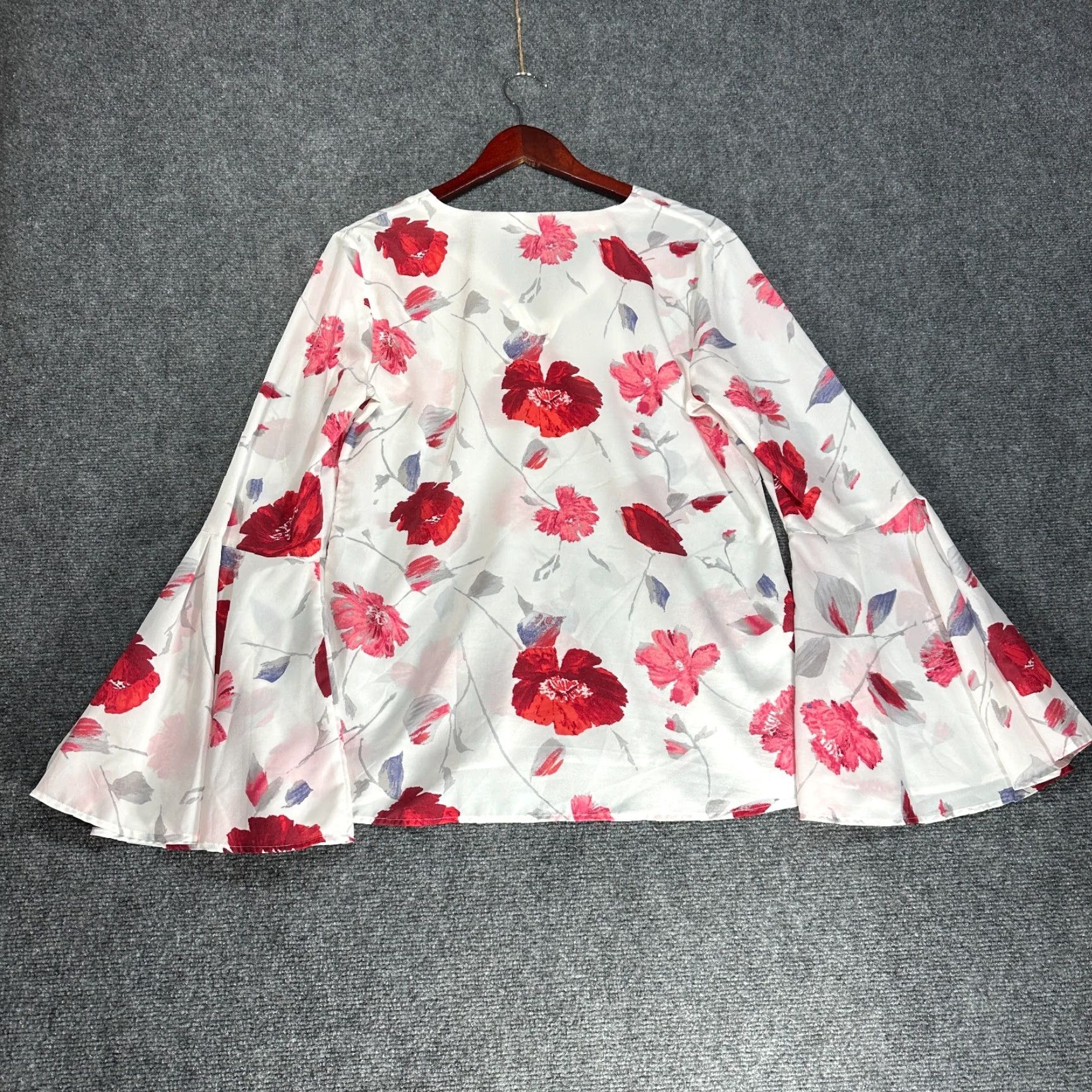 Banana Republic Banana Republic Blouse Top Womens Medium Floral Pullover White Bell Sleeve V-Neck + Mens? Size M / US 6-8 / IT 42-44 - 7 Thumbnail