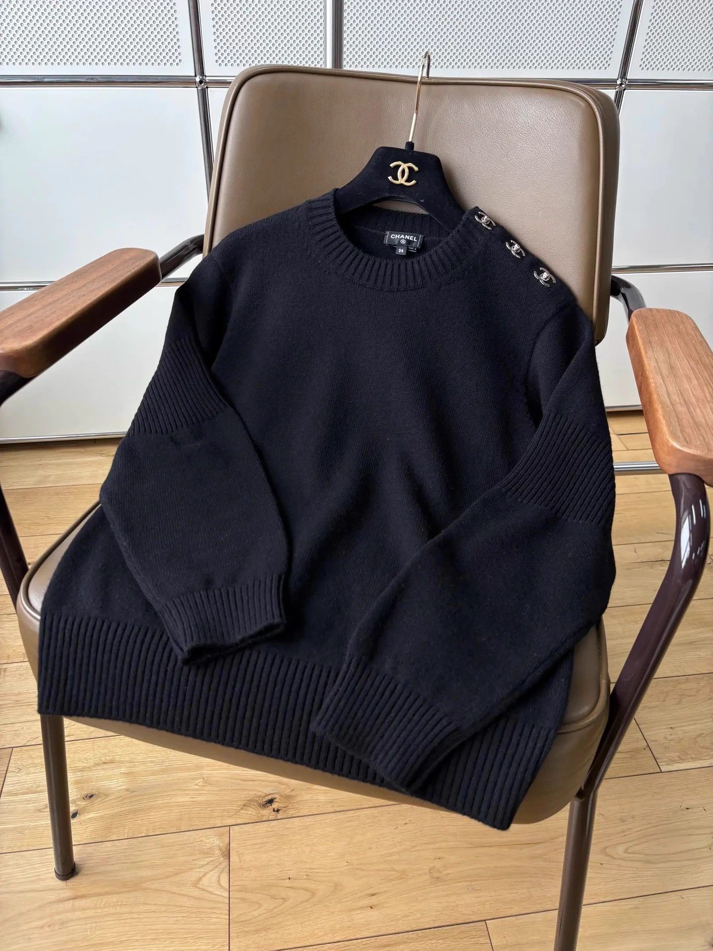 Chanel Chanel 24B Black Double C Crewneck Cashmere Knit Sweater 34 Size XS / US 0-2 / IT 36-38 - 4 Thumbnail