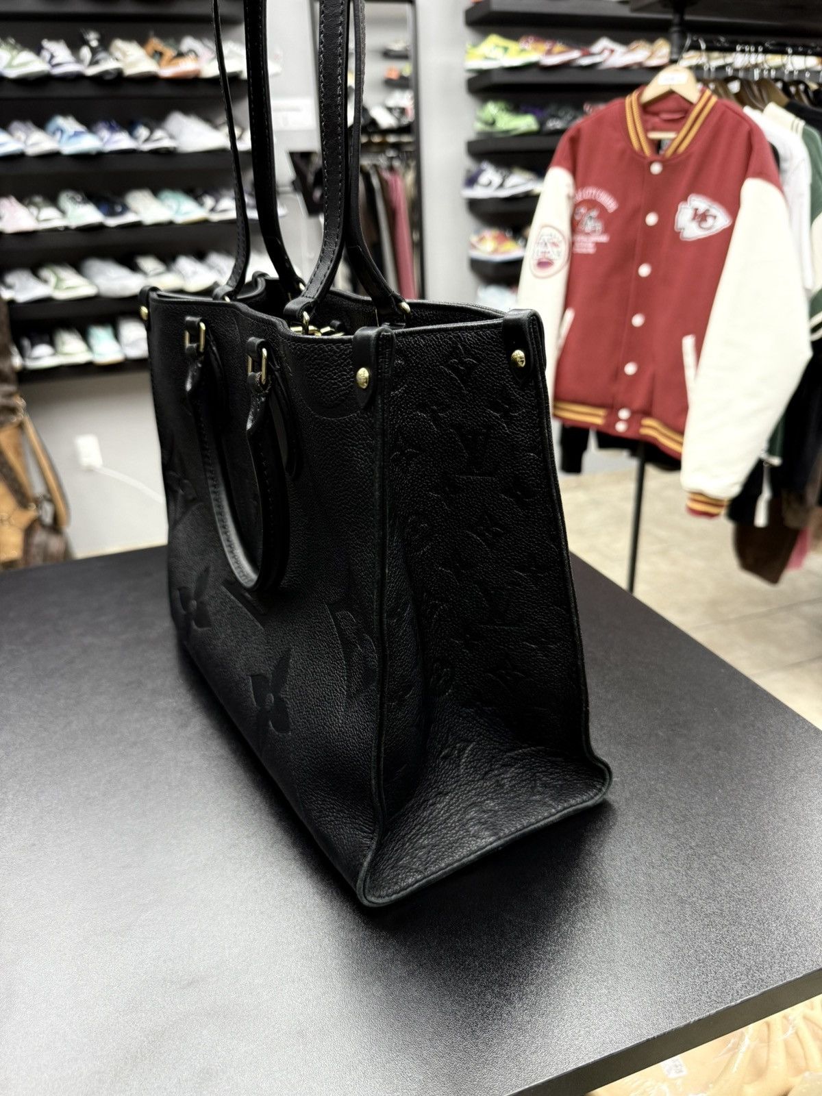 Louis Vuitton Louis Vuitton OnTheGo MM Black Leather Bag Size ONE SIZE - 9 Thumbnail