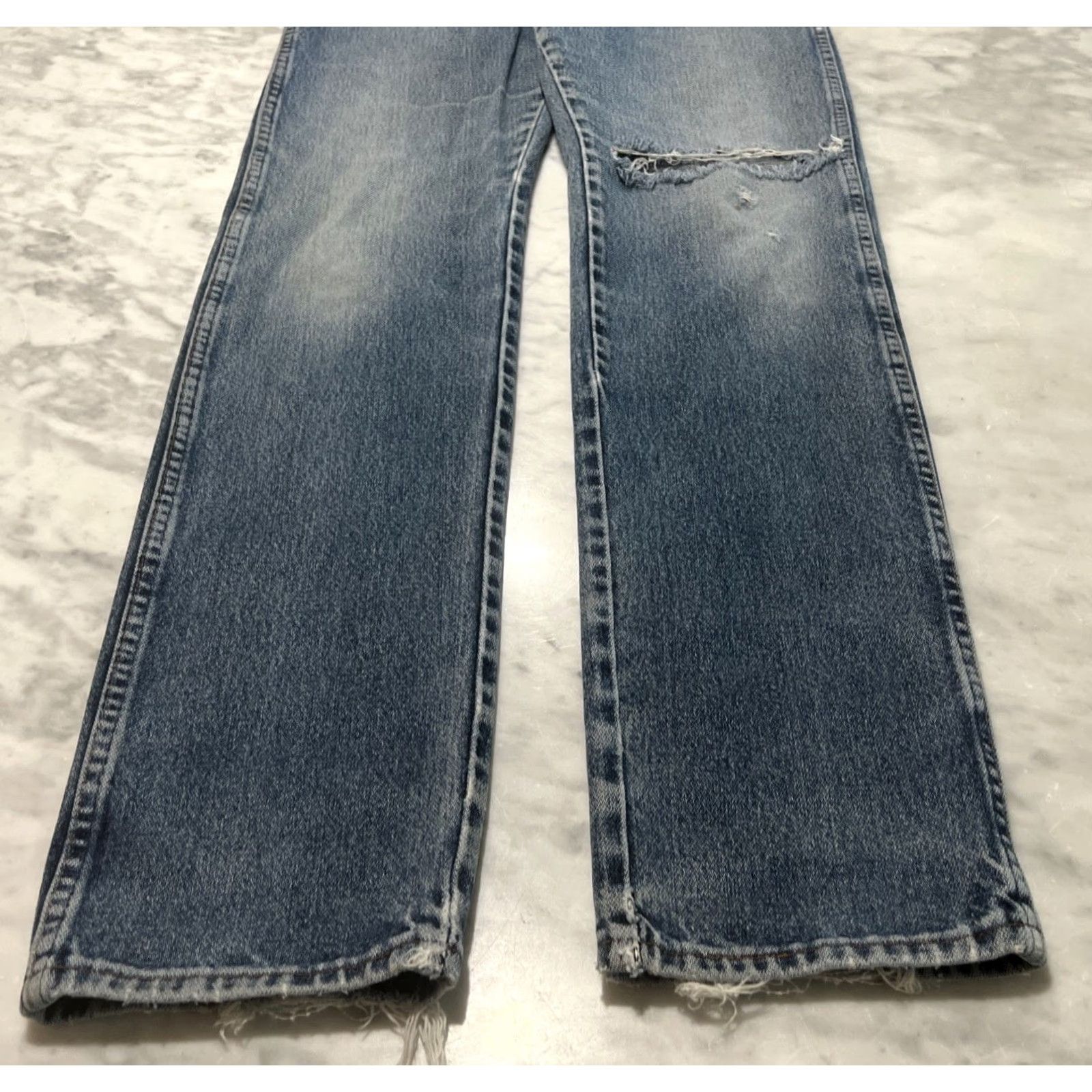 Wrangler VINTAGE Wrangler Jeans Women’s 11x36 (28x34) Thrashed Holes Straight Made USA Jeans Womens 1990s Blue Cotton Grunge Casual Boys Girls Mens Size 32" / US 10 / IT 46 - 4 Thumbnail
