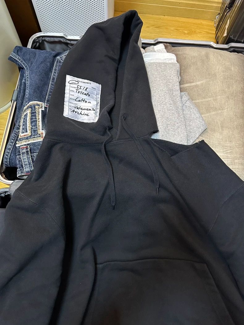 Vetements Vetements SS18 Main storyline off-shoulder hoodie Size US XS / EU 42 / 0 - 2 Thumbnail