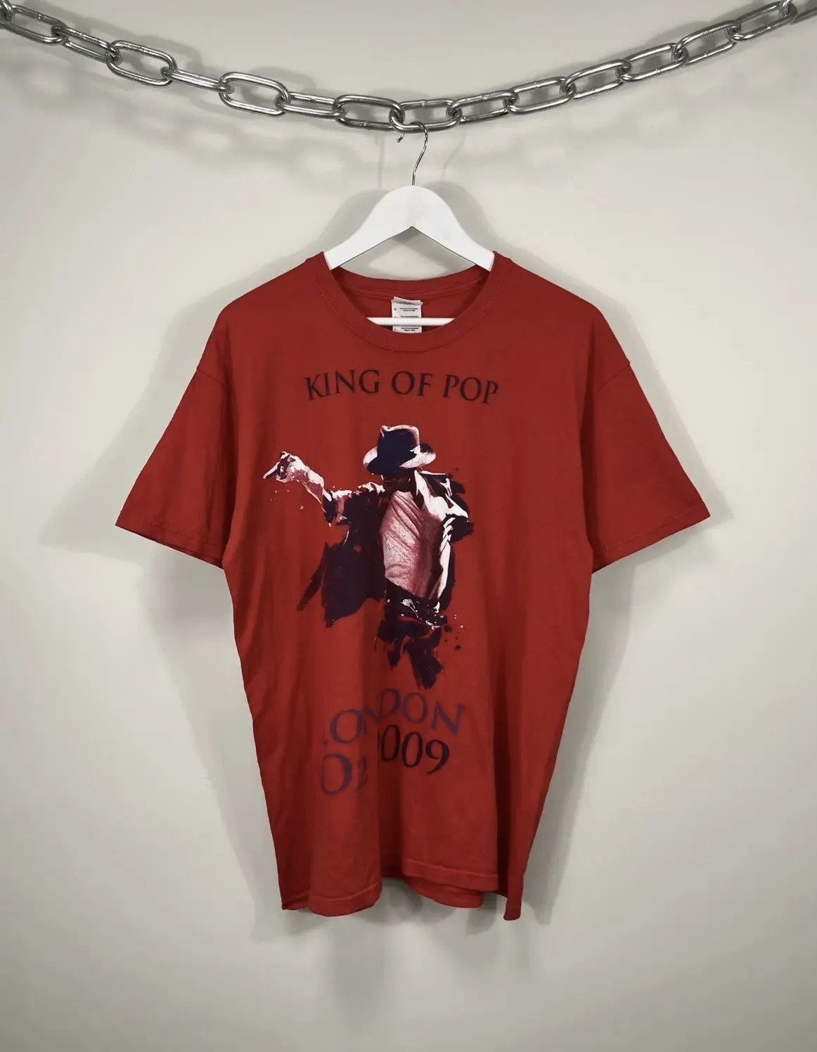 Band Tees × Michael Jackson × Vintage Vintage 2009 Michael Jackson King Of Pop Red Rare Tee Size US L / EU 52-54 / 3 - 1 Thumbnail