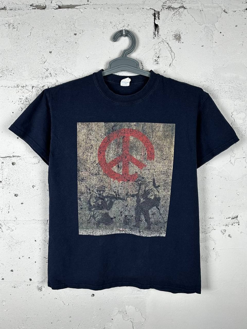 Vintage Banksy Peace Sign Army Vintage Faded T Shirt Size US M / EU 48-50 / 2 - 1 Thumbnail