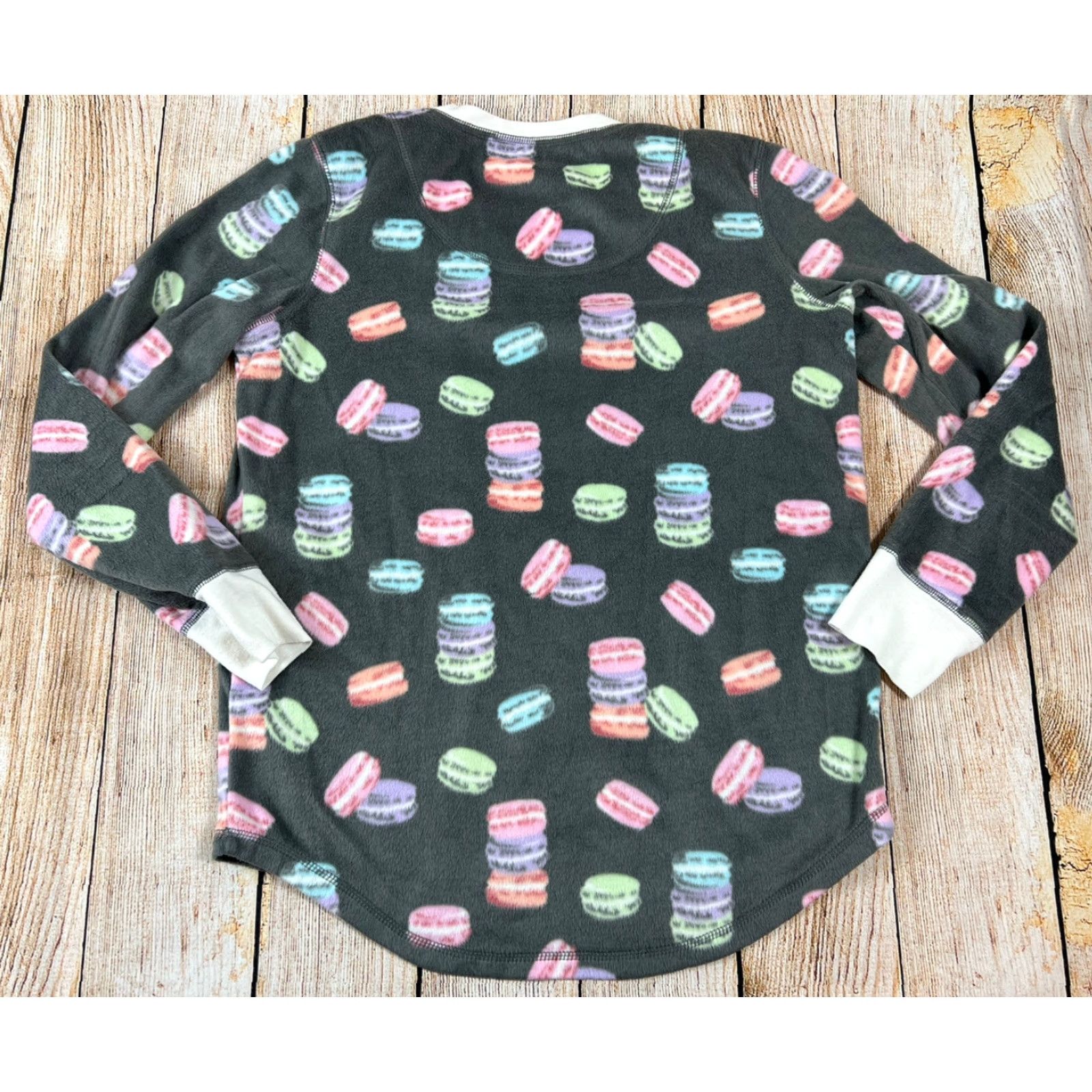 Vintage VINTAGE Women's PJ Salvage Gray Macaron Cookies Pajama Shirt Size Medium Size M / US 6-8 / IT 42-44 - 2 Thumbnail