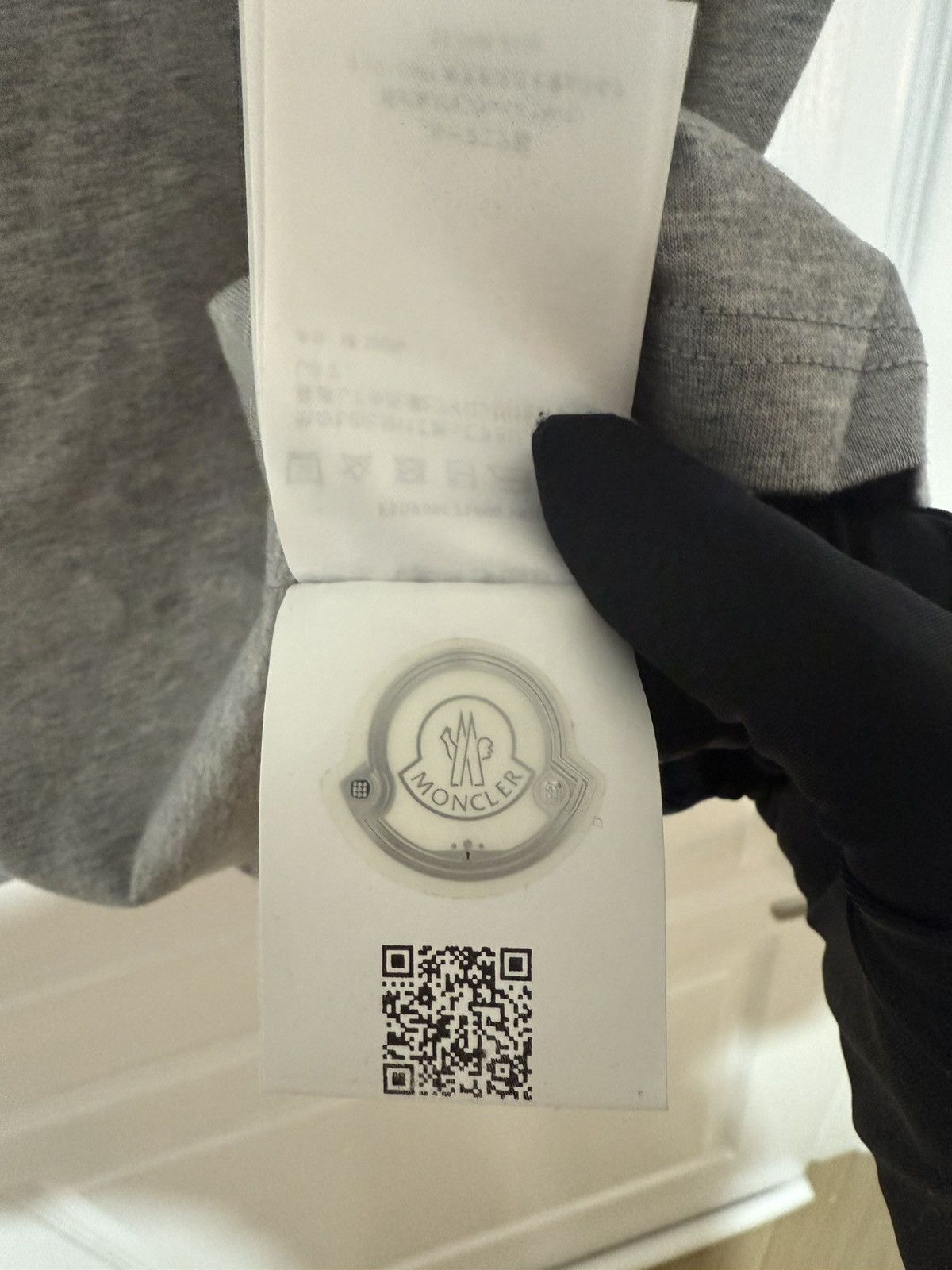 Moncler Brand new Moncler grey logo tshirt size small Size S / US 4 / IT 40 - 11 Thumbnail