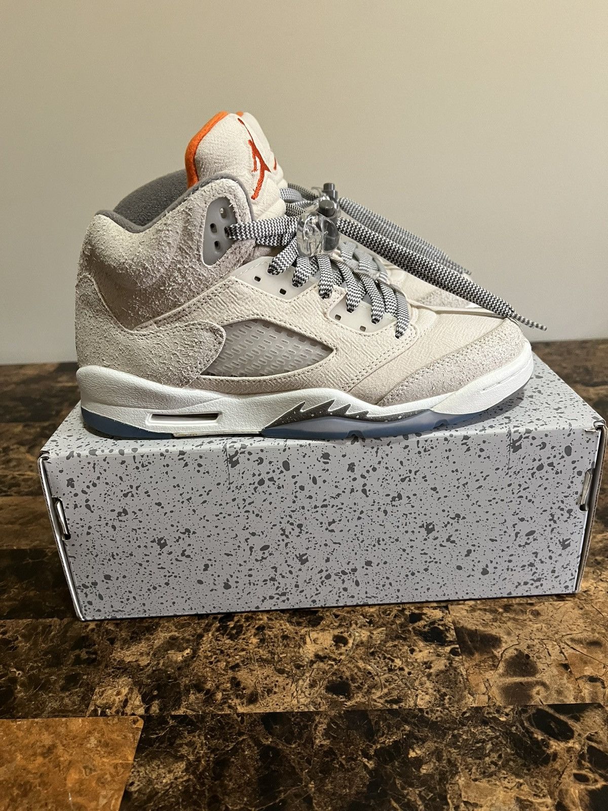 Jordan Brand Jordan 5 Retro SE Craft Light Orewood Brown 7Y PreOwned (GS) Size US 7 / EU 40 - 1 Thumbnail