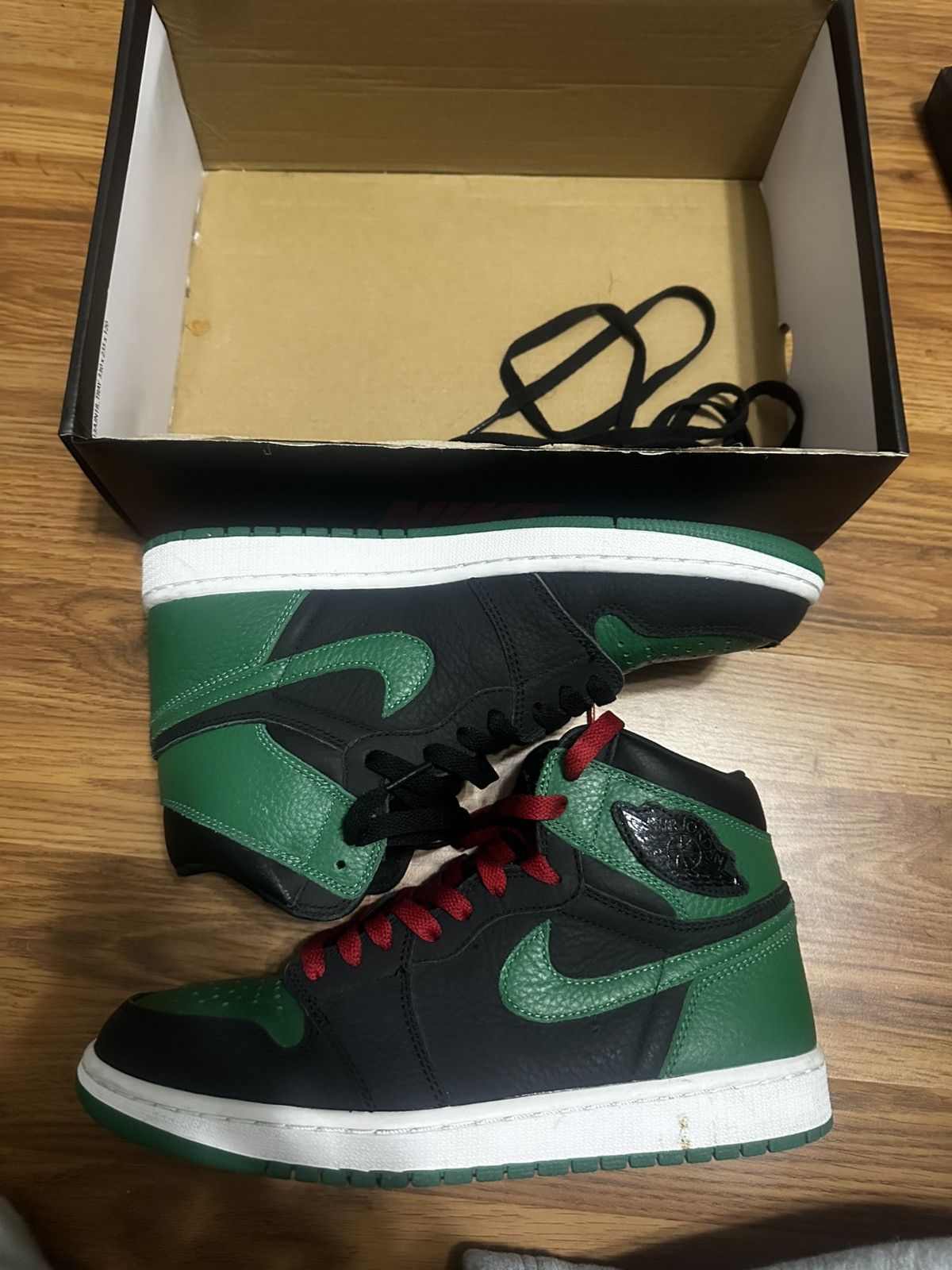 Jordan Brand Jordan 1 pine green Size US 9 / EU 42 - 2 Thumbnail