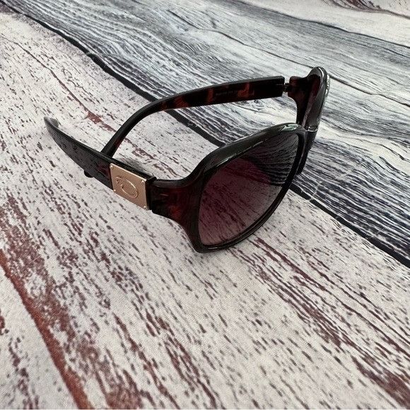 Oscar de la Renta Sunglasses: Luxe Shades for Every Season