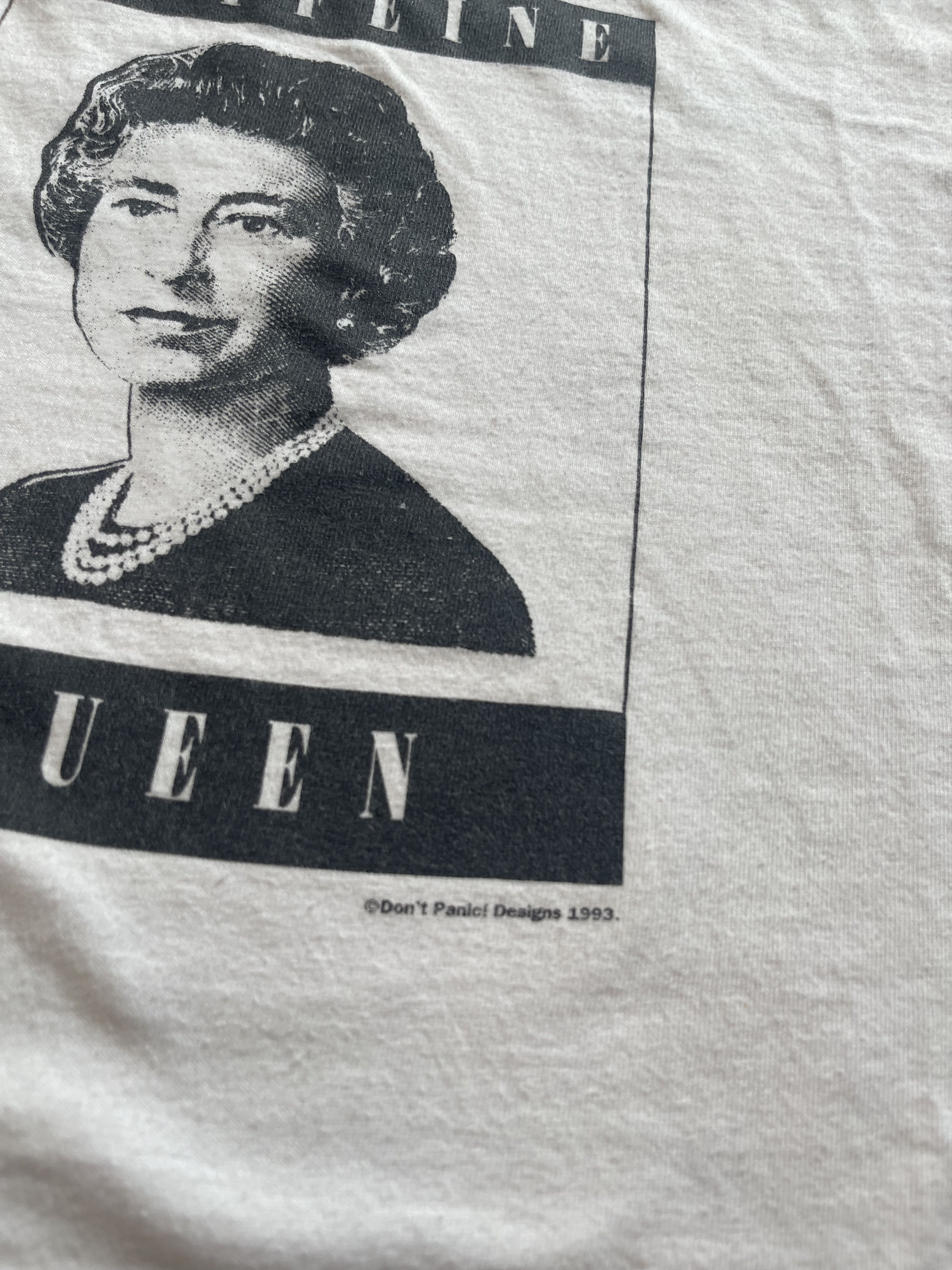 Arts & Science VTG 1993 Caffeine Queen Queen Elizabeth II Don't Panic Tee Size US XXL / EU 58 / 5 - 5 Thumbnail