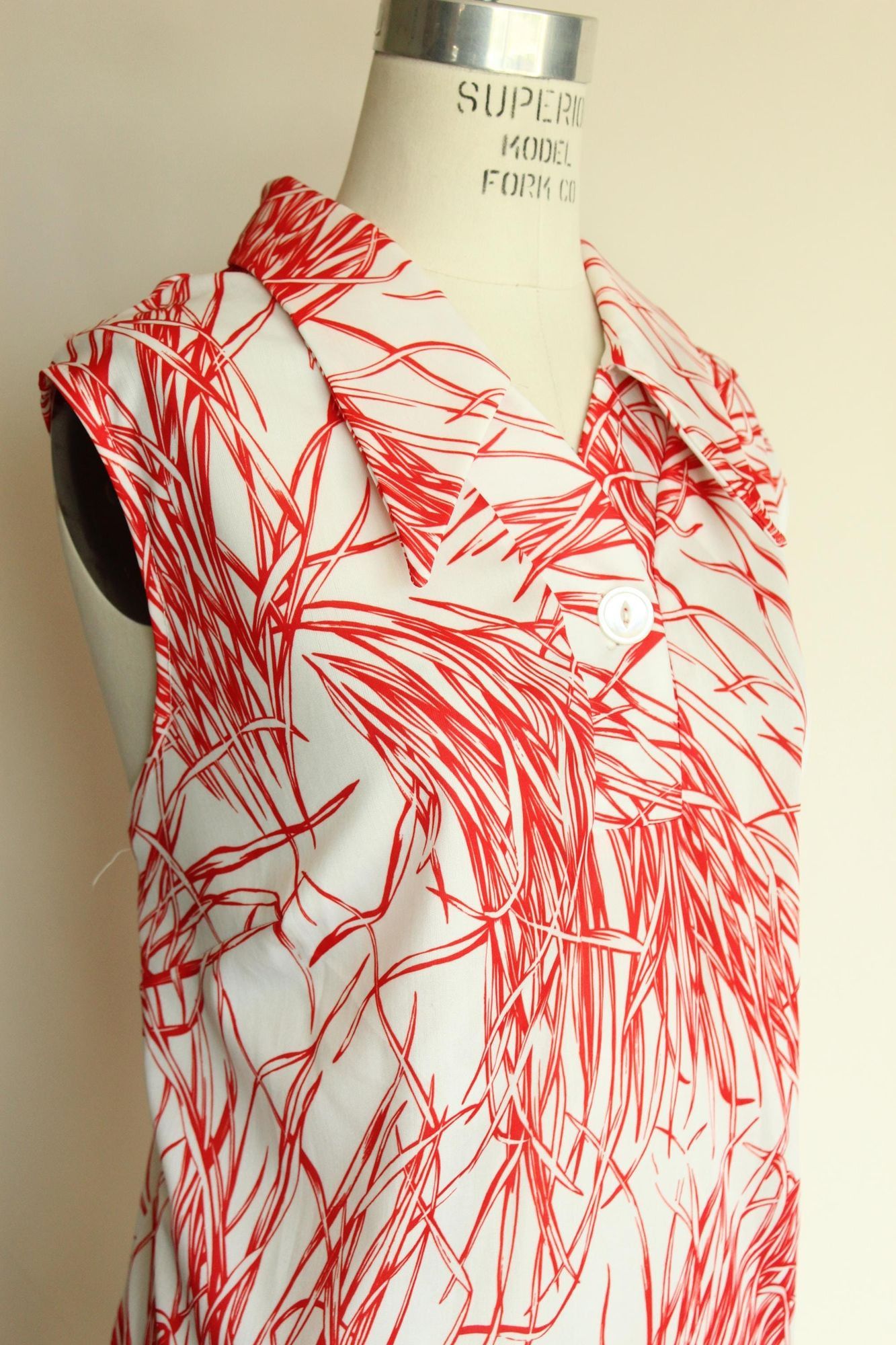 Vintage Vintage 1970s Top, Red and White Dagger Collar Botanical Pr Size XXL / US 16-18 / IT 52-54 - 4 Thumbnail