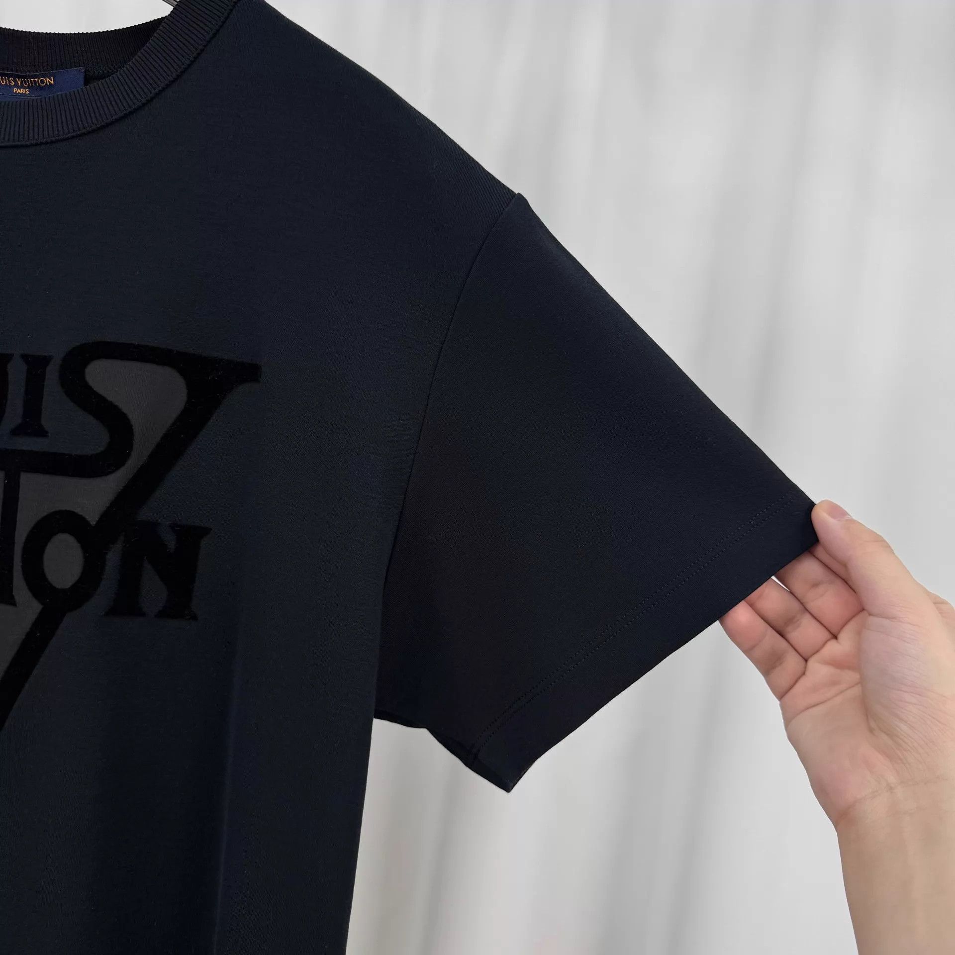 Louis Vuitton Louis Vuitton Flocked Letter Short Sleeve L (99 New) Size L / US 10 / IT 46 - 4 Thumbnail